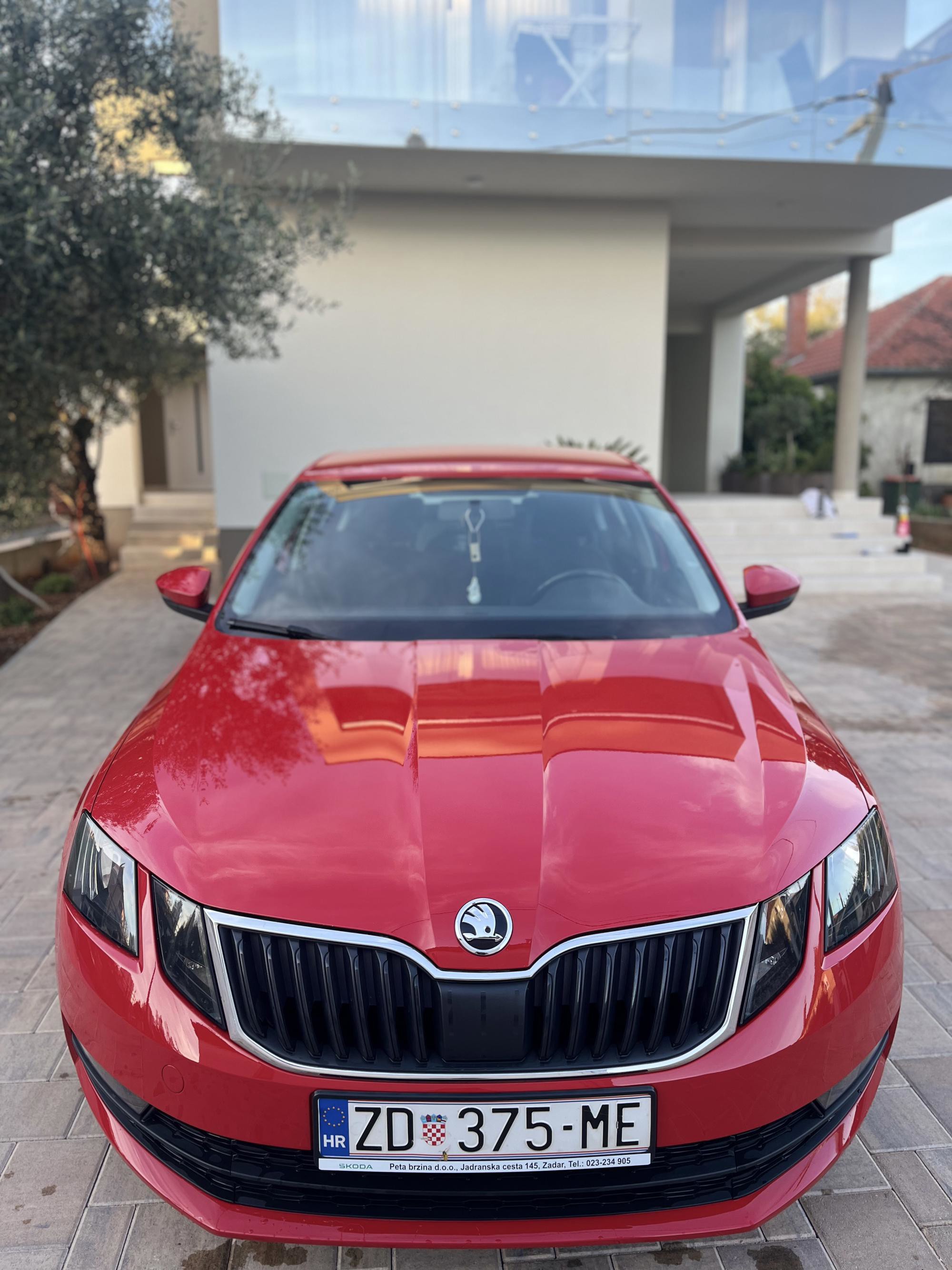 ŠKODA OCTAVIA 1.6 TDI (2017.) – REGISTRIRANA DO 04/2027. – VELIKI SERVIS – DVA SETA GUMA, fotografija 3