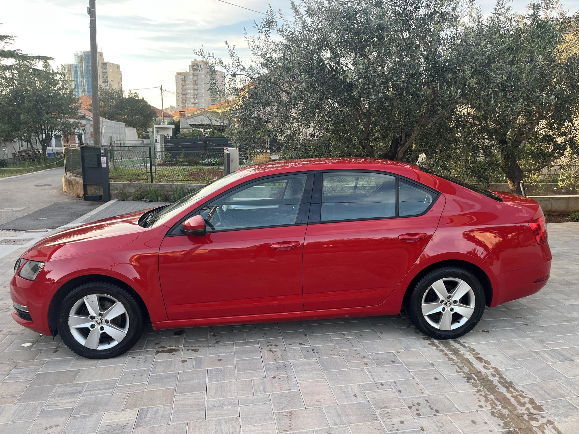 ŠKODA OCTAVIA 1.6 TDI (2017.) – REGISTRIRANA DO 04/2027. – VELIKI SERVIS – DVA SETA GUMA, fotografija 2