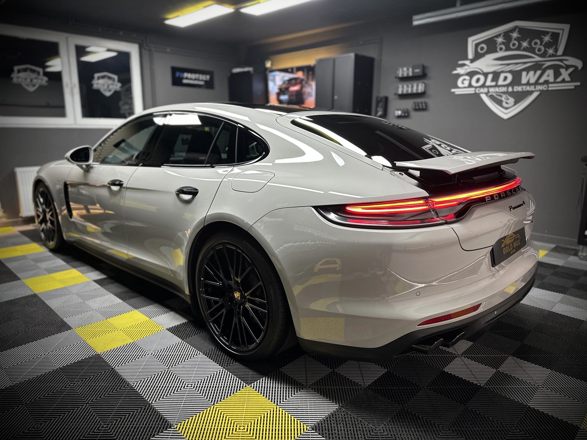 Porsche Panamera 4 E-hybrid *Platinum edition*, fotografija 4