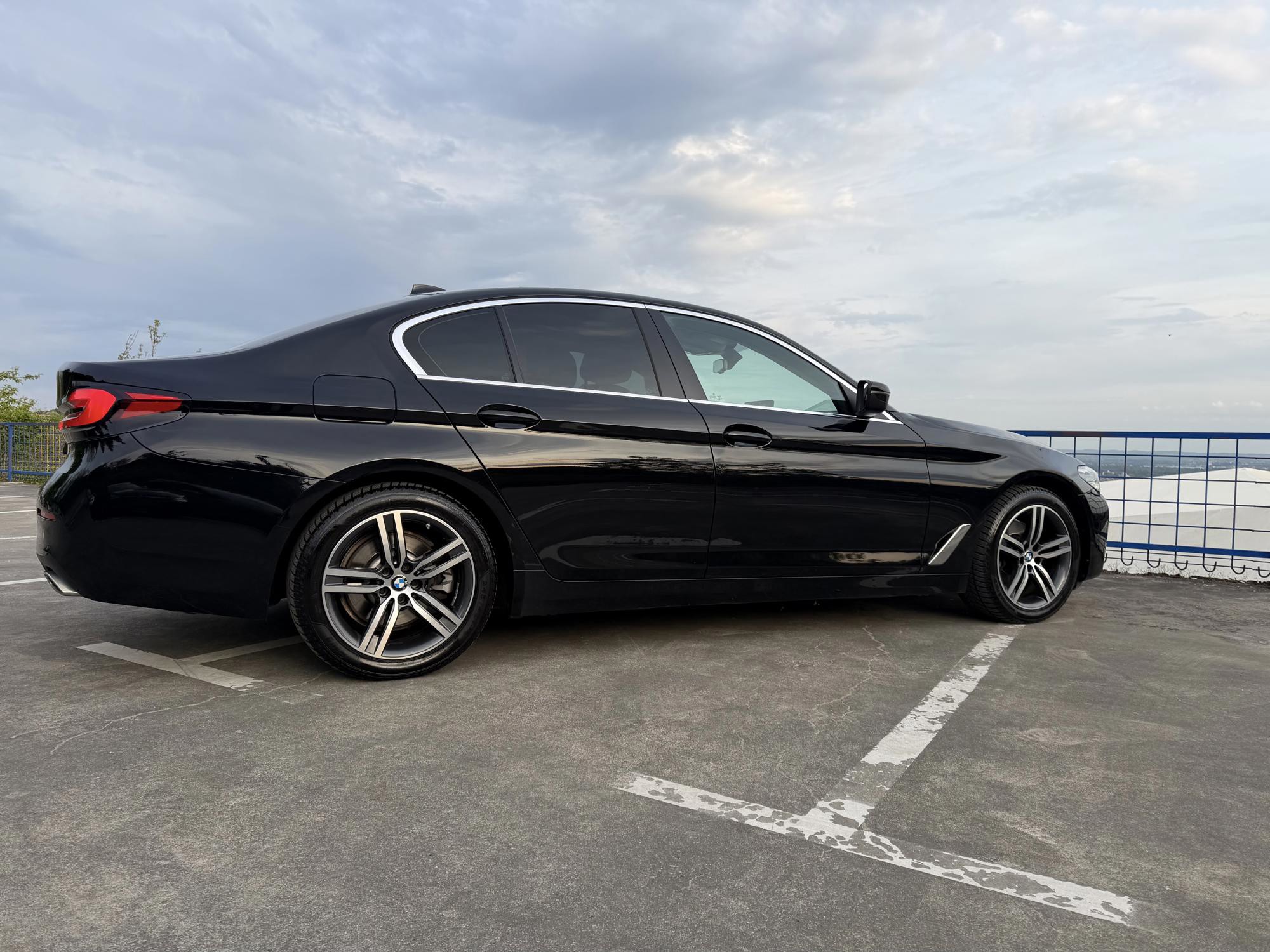 BMW serija 5 SPORT XD(4x4), 520d automatik,HR AUTO, MODEL 2023g, KOŽA, VIRTUAL, NAVI, LED,MF VOLAN., fotografija 4