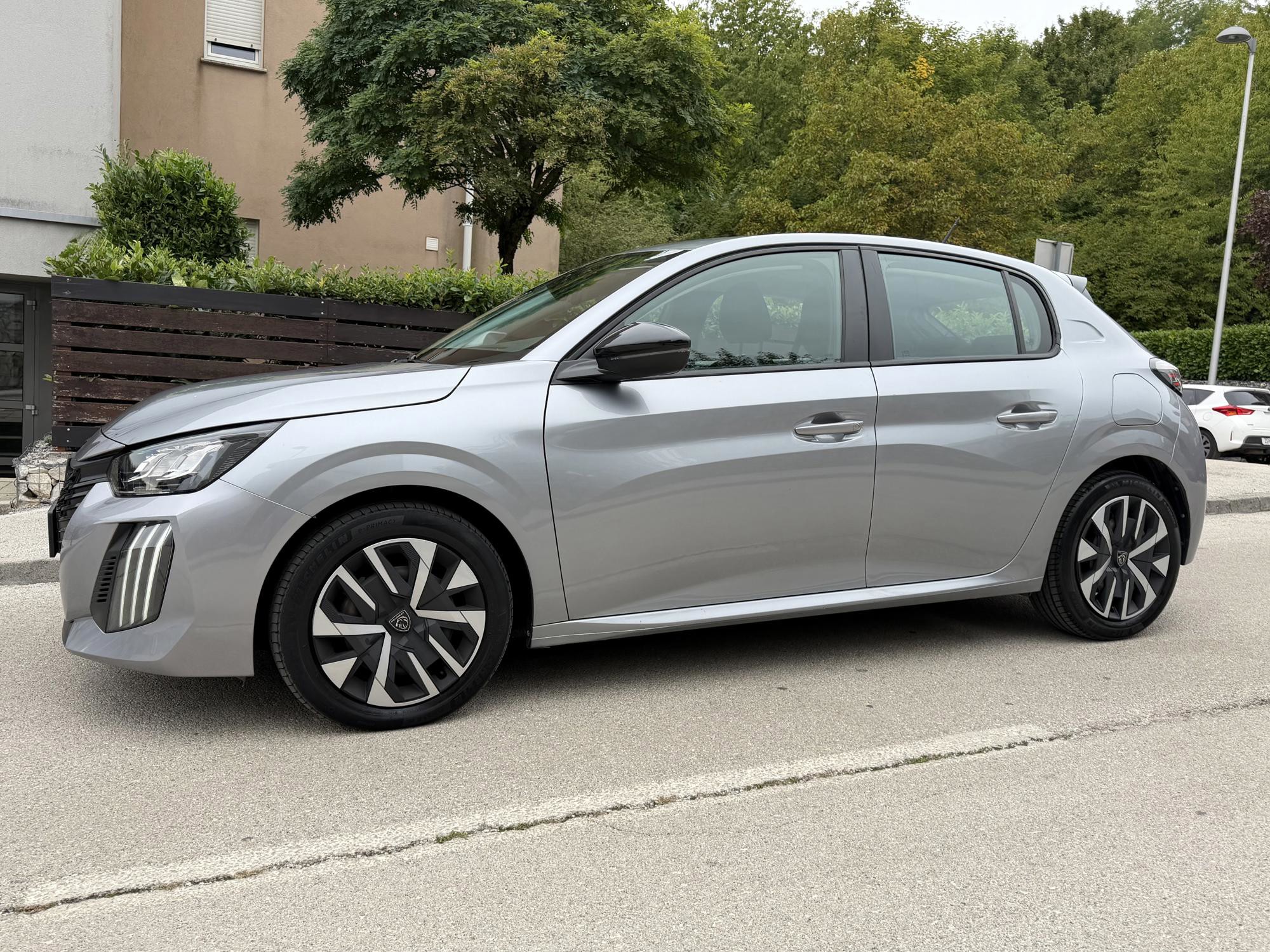 Peugeot 208 1,2 2024.g, JAMSTVO 12mj, NAVIGACIJA, APPLE/ANDROID CAR, GRIJANJE SJEDALA, MF VOLAN,.., fotografija 4