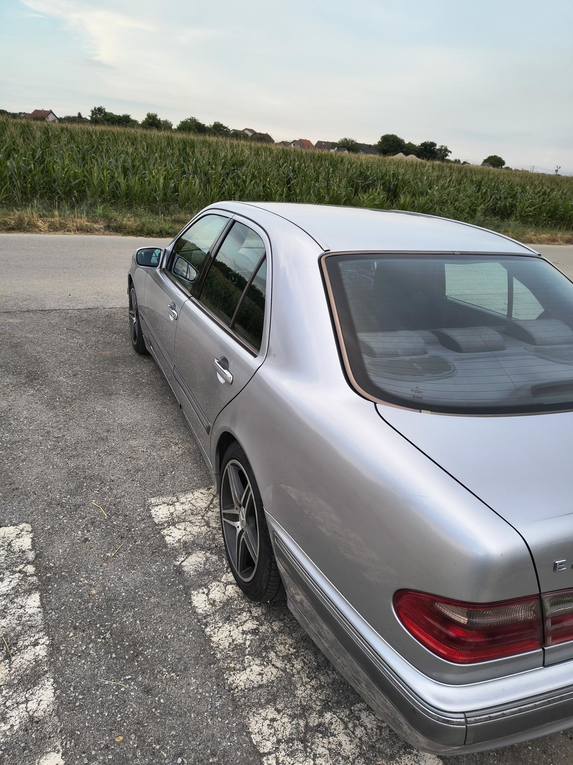 Mercedes-Benz E-klasa 220 CDI (W210) – Elegance – 2000. god – Reg. 11/2026 – Dva seta guma, fotografija 8