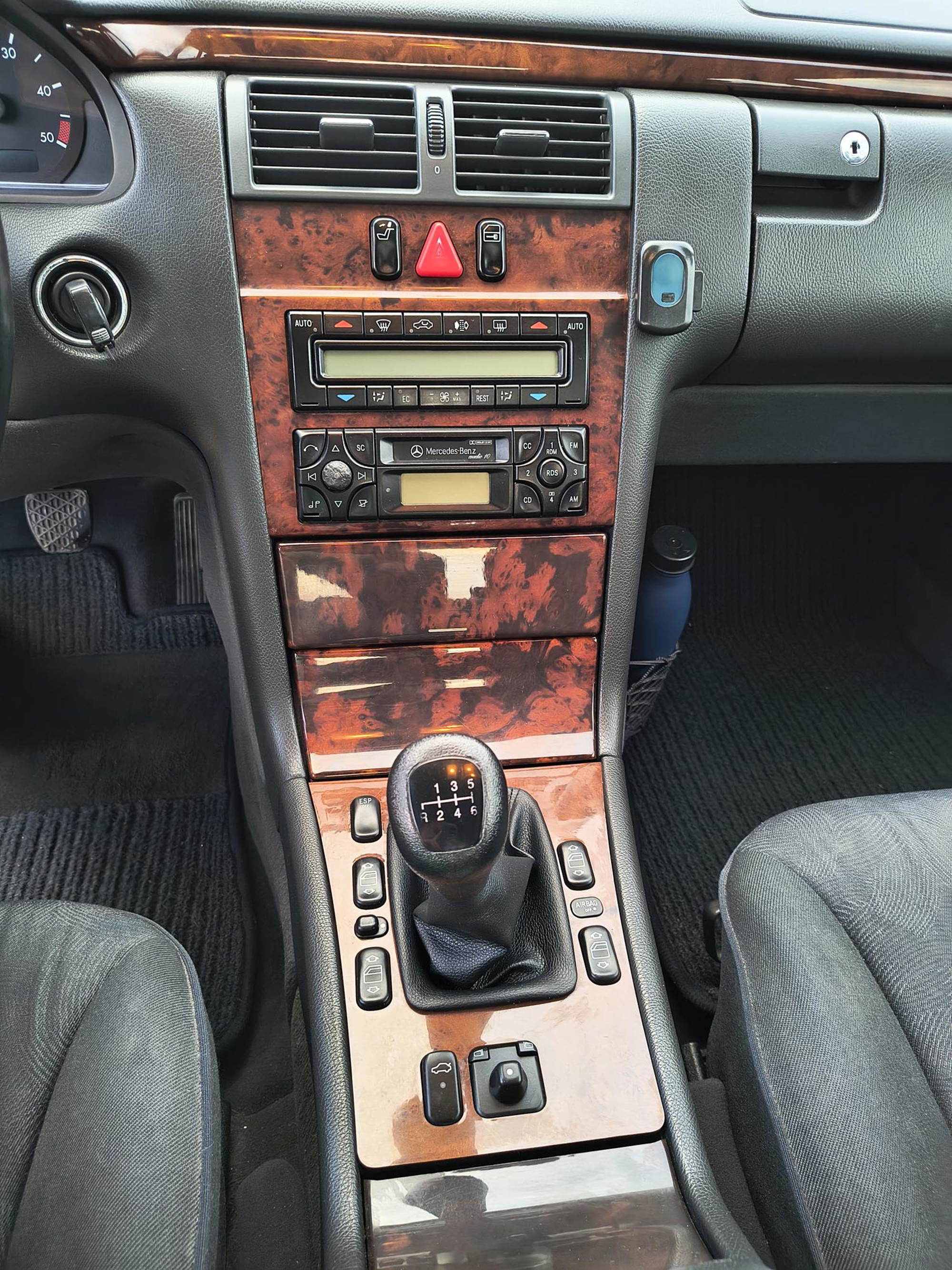 Mercedes-Benz E-klasa 220 CDI (W210) – Elegance – 2000. god – Reg. 11/2026 – Dva seta guma, fotografija 15
