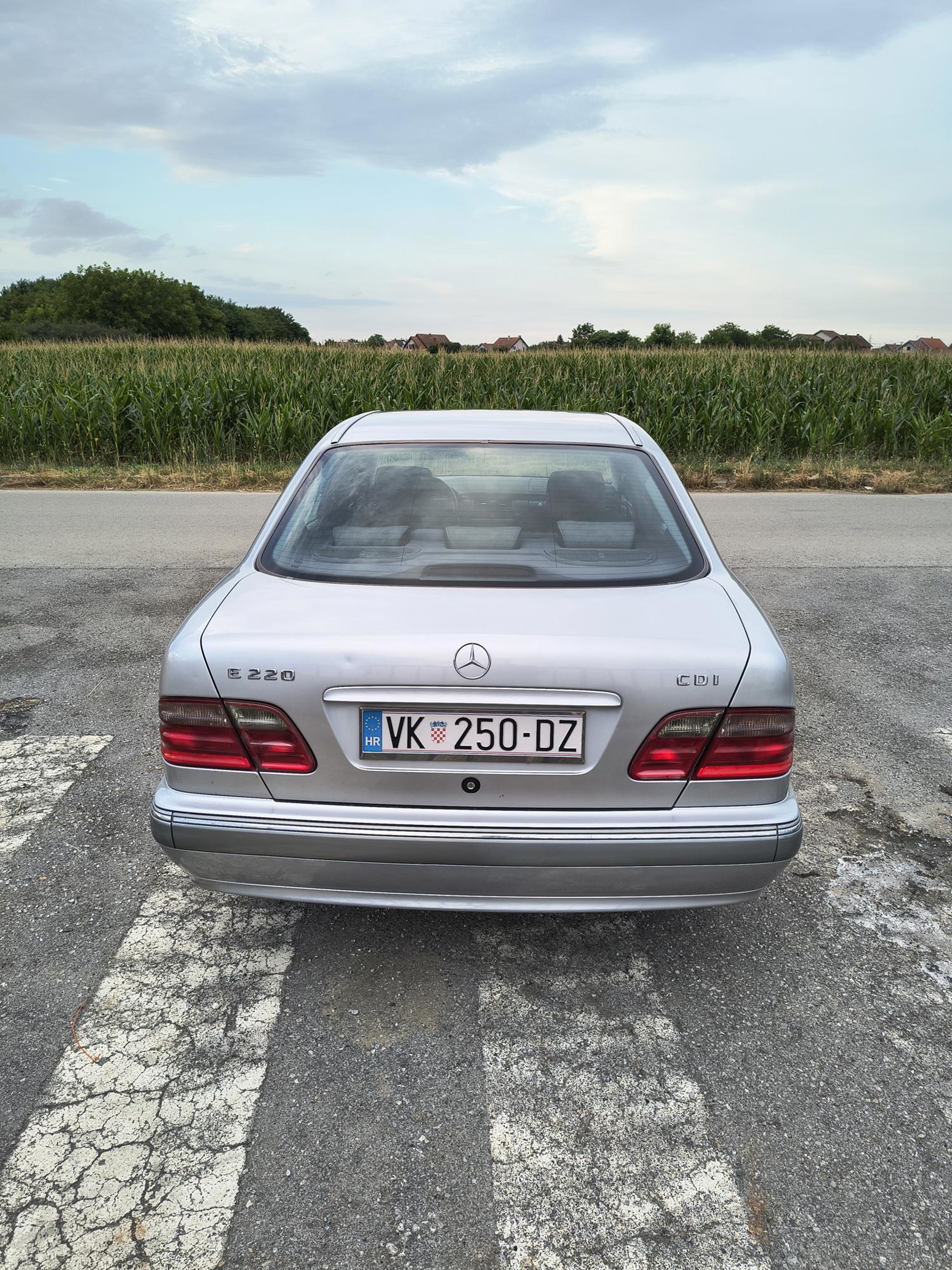 Mercedes-Benz E-klasa 220 CDI (W210) – Elegance – 2000. god – Reg. 11/2026 – Dva seta guma, fotografija 6