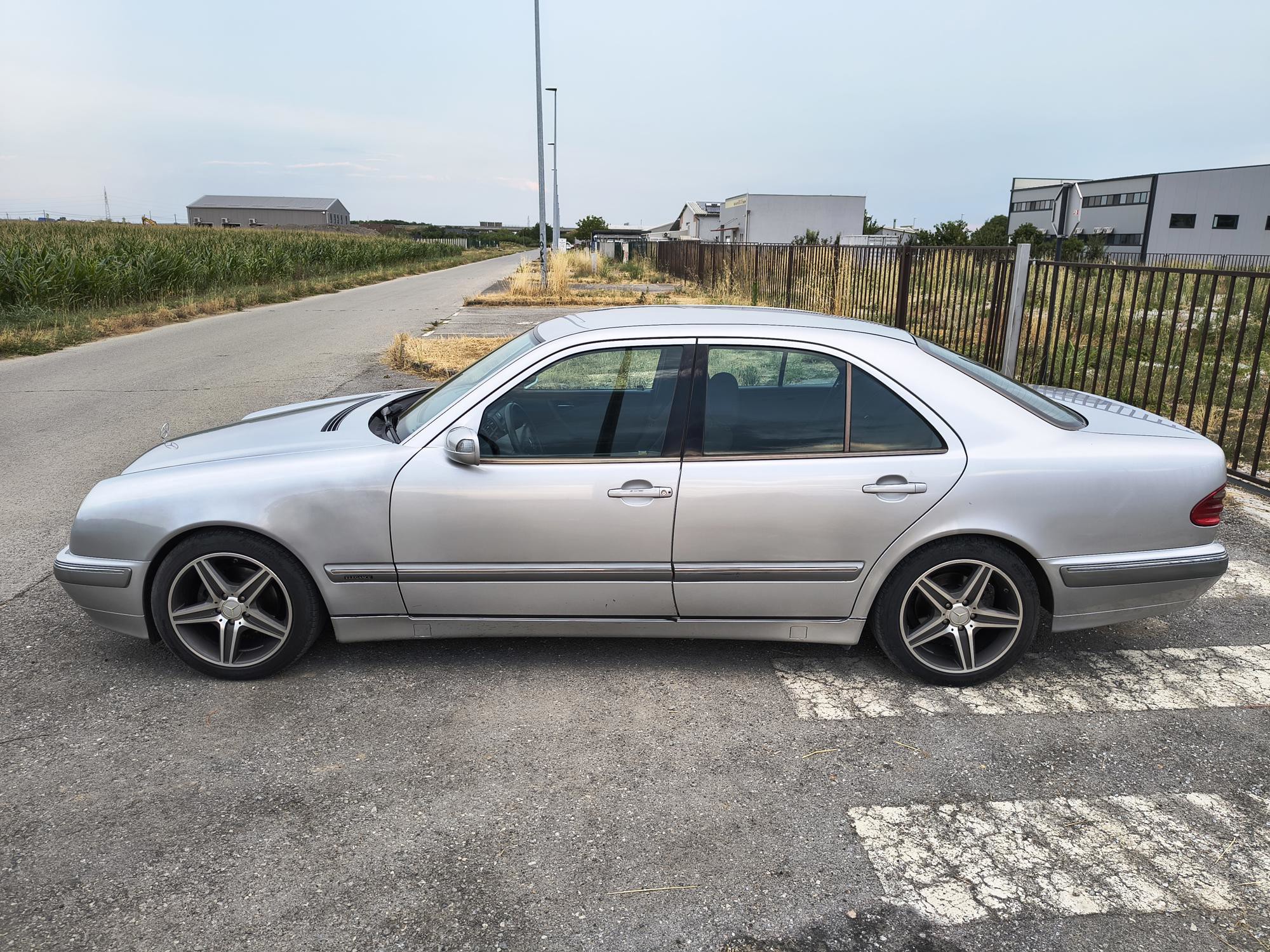 Mercedes-Benz E-klasa 220 CDI (W210) – Elegance – 2000. god – Reg. 11/2026 – Dva seta guma, fotografija 3