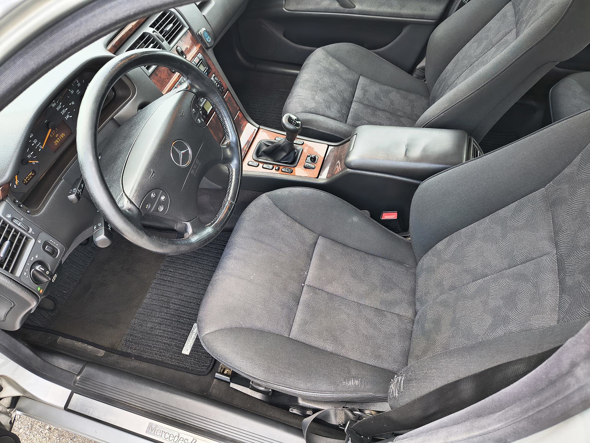 Mercedes-Benz E-klasa 220 CDI (W210) – Elegance – 2000. god – Reg. 11/2026 – Dva seta guma, fotografija 12
