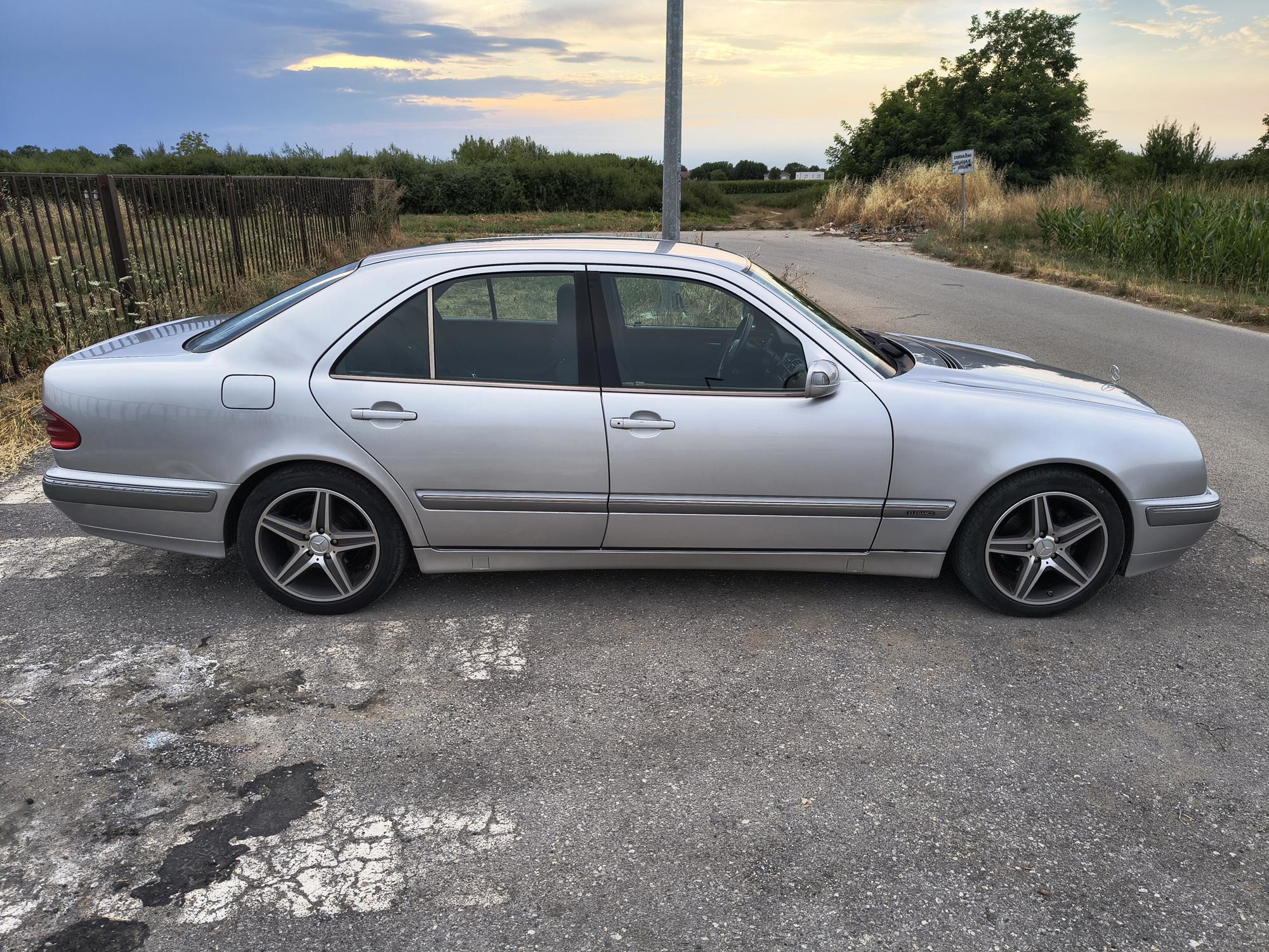 Mercedes-Benz E-klasa 220 CDI (W210) – Elegance – 2000. god – Reg. 11/2026 – Dva seta guma, fotografija 4