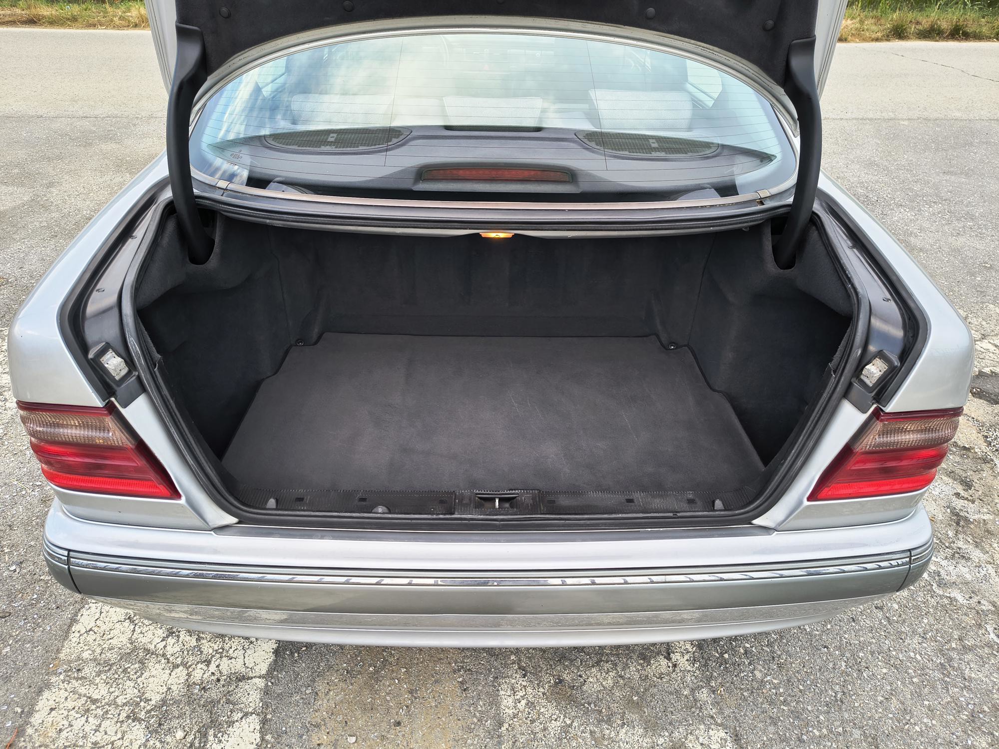 Mercedes-Benz E-klasa 220 CDI (W210) – Elegance – 2000. god – Reg. 11/2026 – Dva seta guma, fotografija 17