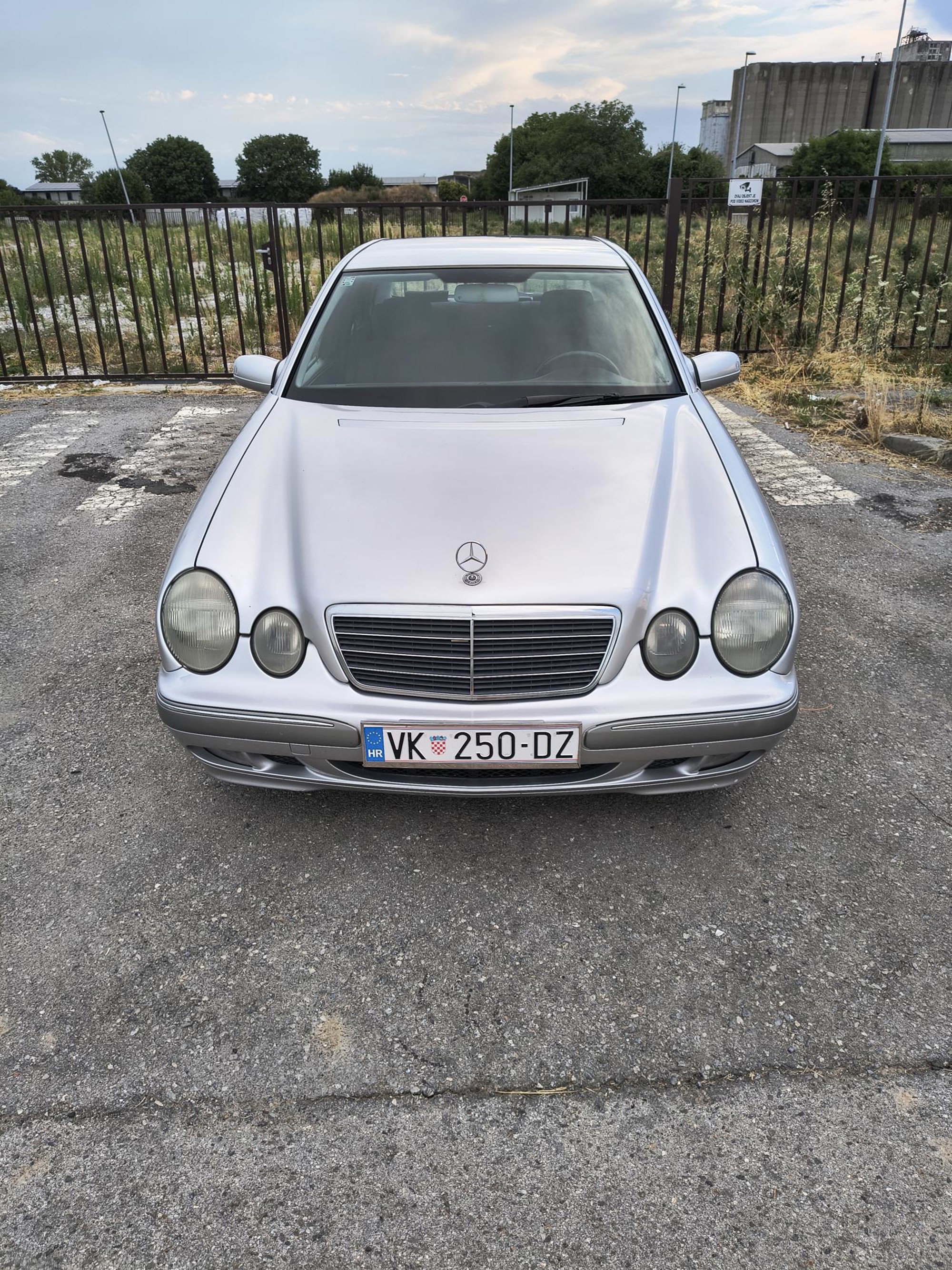 Mercedes-Benz E-klasa 220 CDI (W210) – Elegance – 2000. god – Reg. 11/2026 – Dva seta guma, fotografija 5
