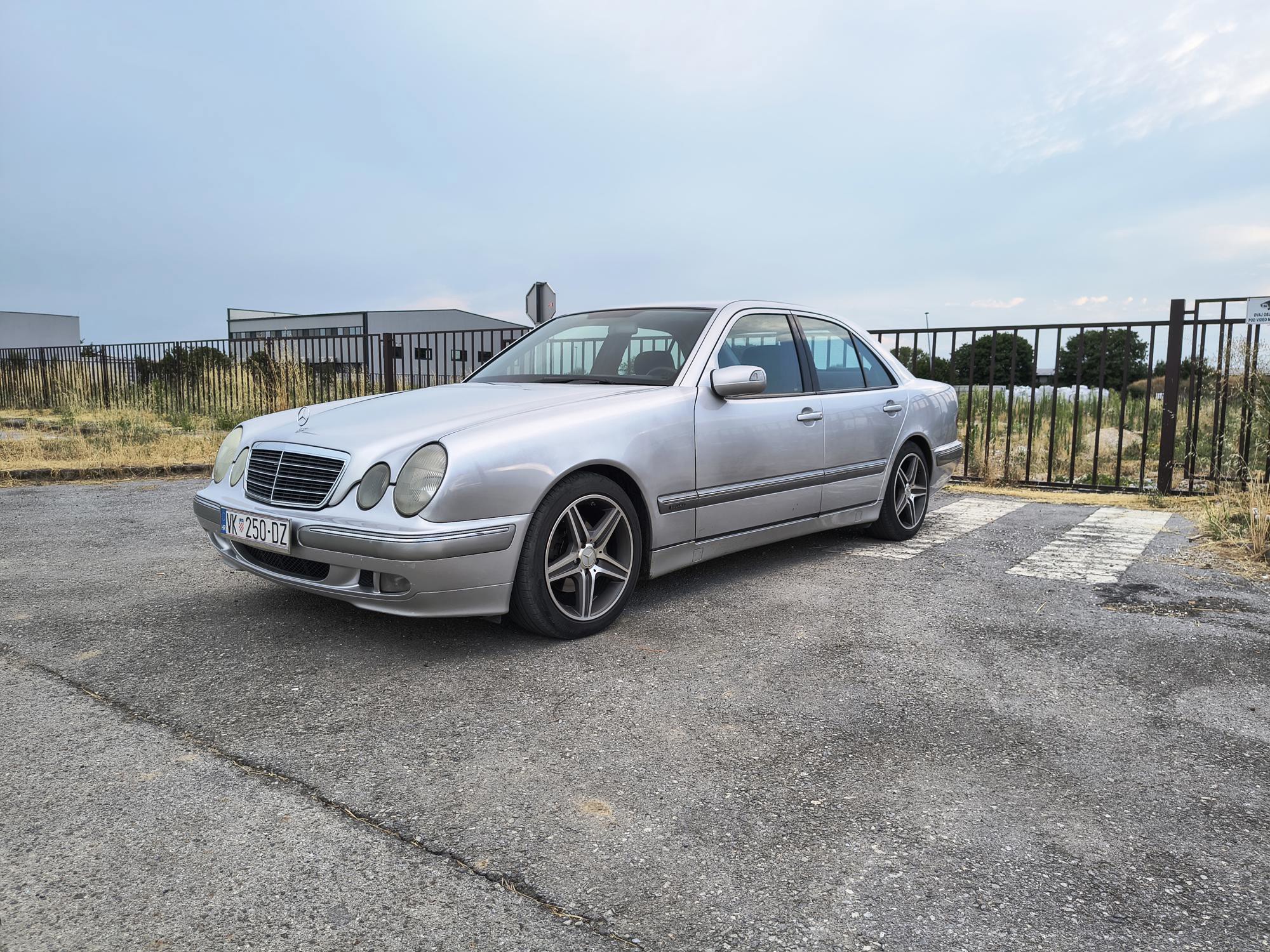 Mercedes-Benz E-klasa 220 CDI (W210) – Elegance – 2000. god – Reg. 11/2026 – Dva seta guma, fotografija 2