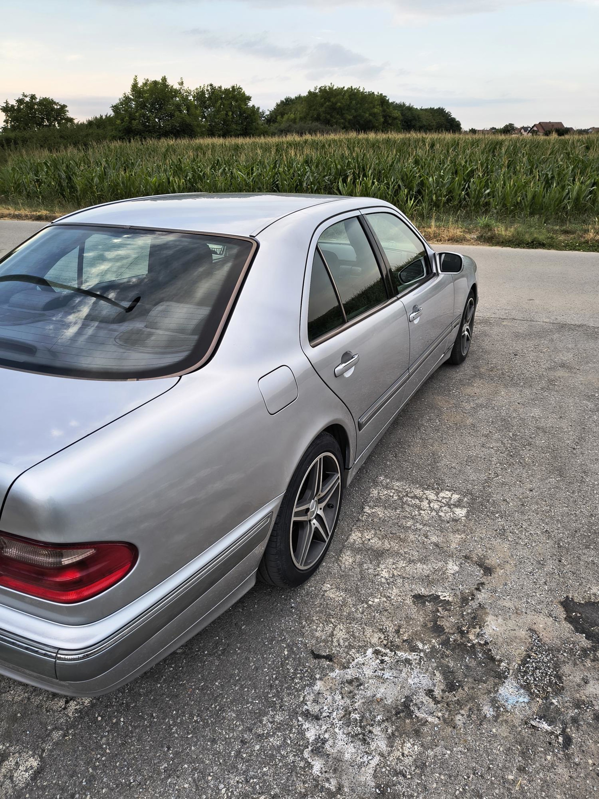 Mercedes-Benz E-klasa 220 CDI (W210) – Elegance – 2000. god – Reg. 11/2026 – Dva seta guma, fotografija 7