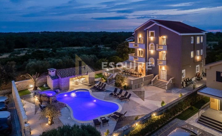 ZATON - Luksuzna vila s bazenom, 8 spavaćih soba - 385m2
