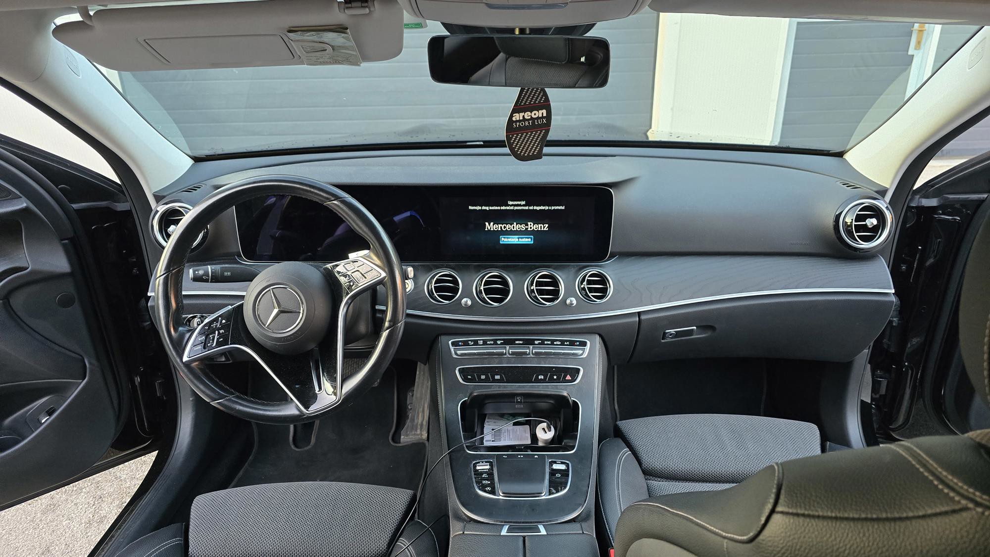 PRODAJE SE MERCEDES-BENZ E 220 CDI, 2022. GODIŠTE, fotografija 11