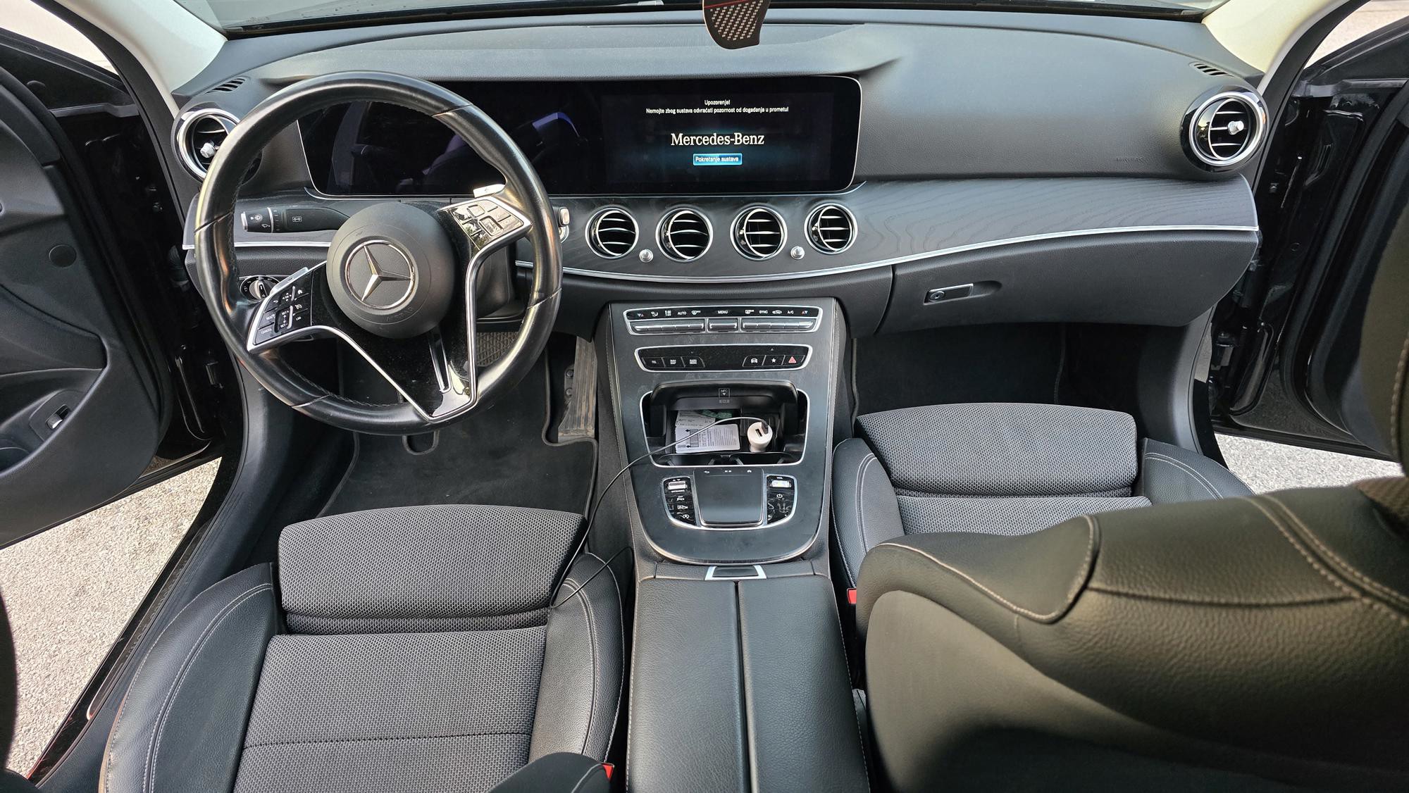 PRODAJE SE MERCEDES-BENZ E 220 CDI, 2022. GODIŠTE, fotografija 12