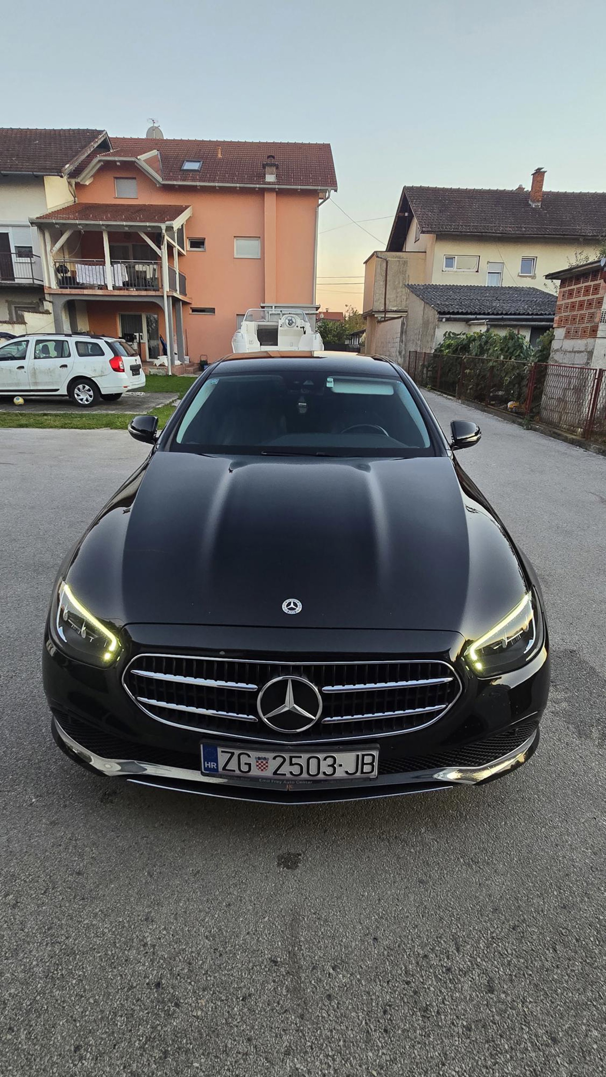 PRODAJE SE MERCEDES-BENZ E 220 CDI, 2022. GODIŠTE, fotografija 3