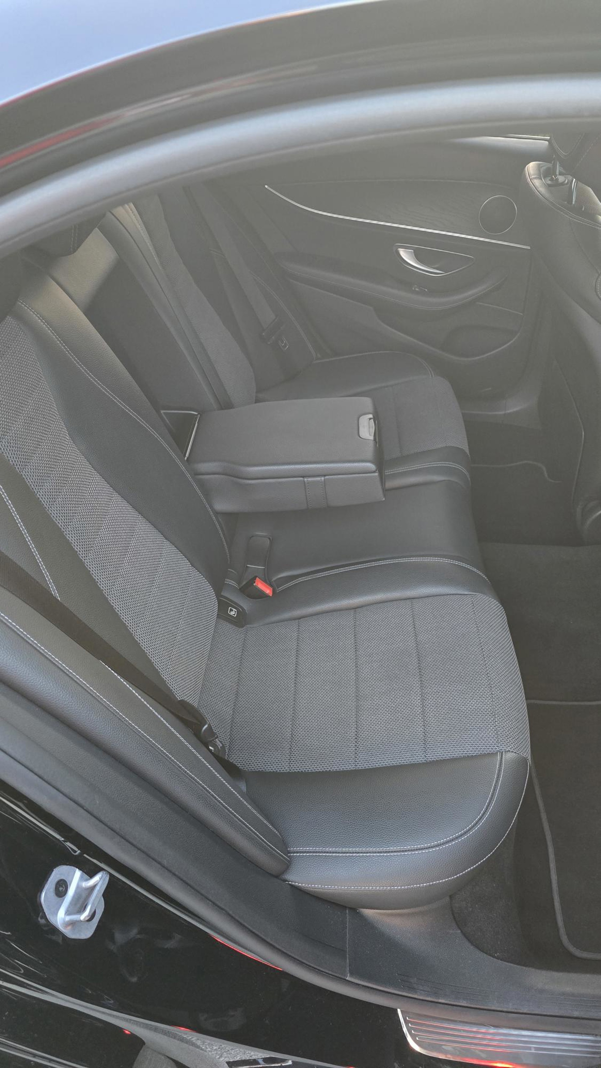 PRODAJE SE MERCEDES-BENZ E 220 CDI, 2022. GODIŠTE, fotografija 14