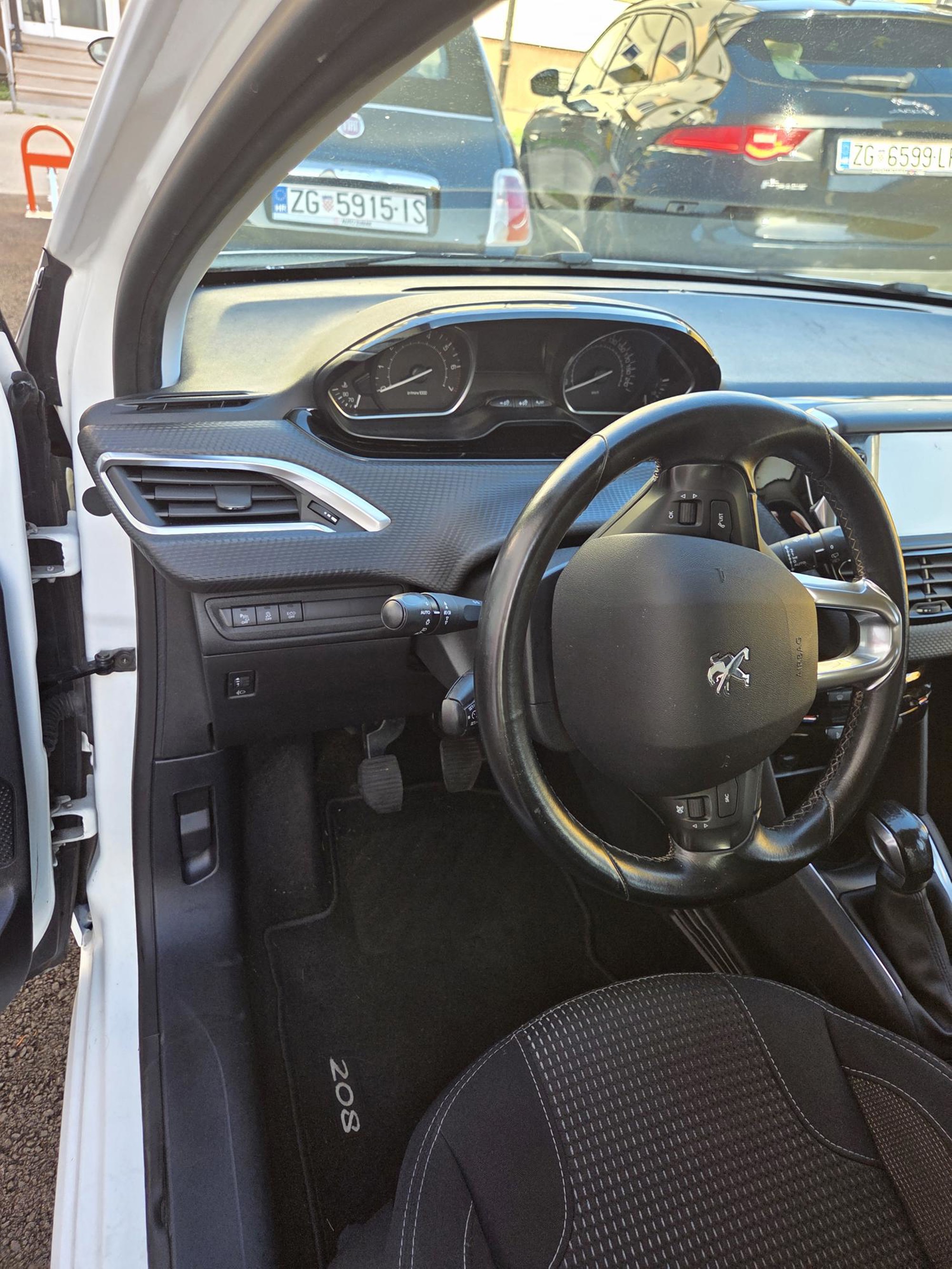 Peugeot 208 Style 1.2 PureTech 117.000km 2016g redizajn.cijena fix, fotografija 2