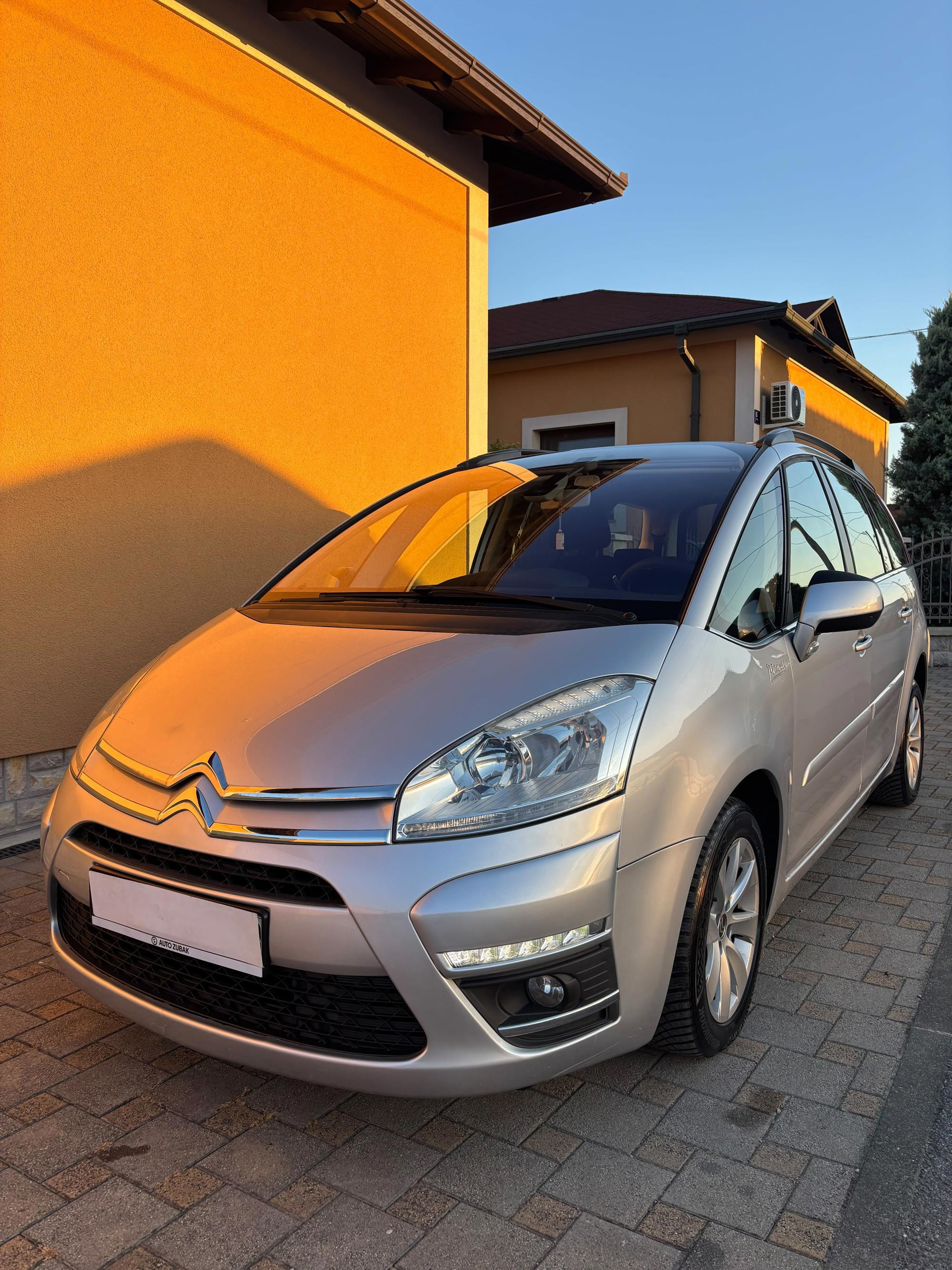 Citroën C4 Grand Picasso 1.6 e-HDi -AUTOMATIK -F1 - REDIZAJN -7 SJEDALA - EXLUSIVE OPREMA -NOVO!, fotografija 4