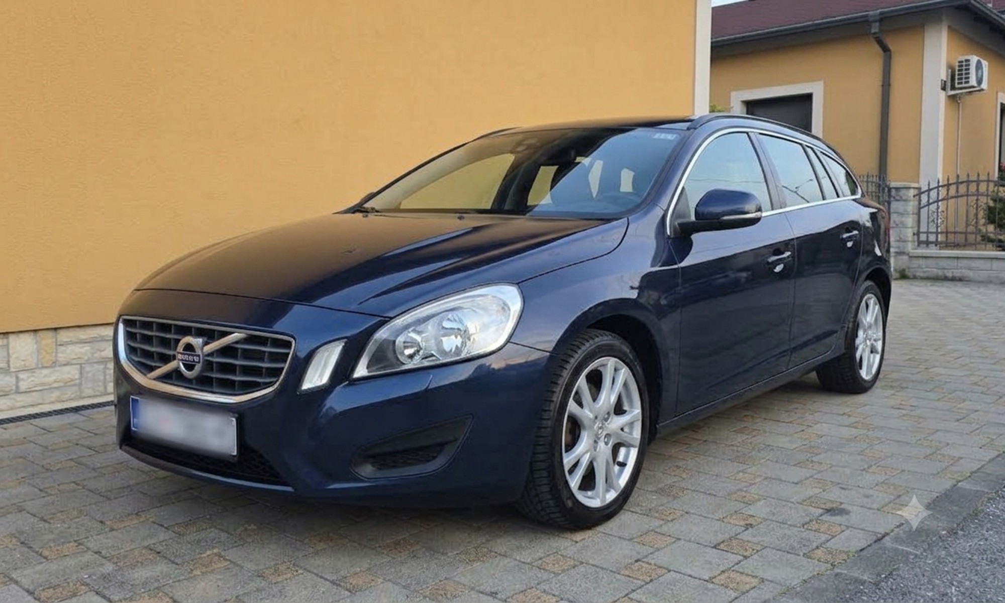 Volvo V60 1.6 D - REDIZAJN - SUMMUM - FULL OPREMA - REG 1 GOD - ULOZENO 5000E - JEDINSTVEN !!!, fotografija 3