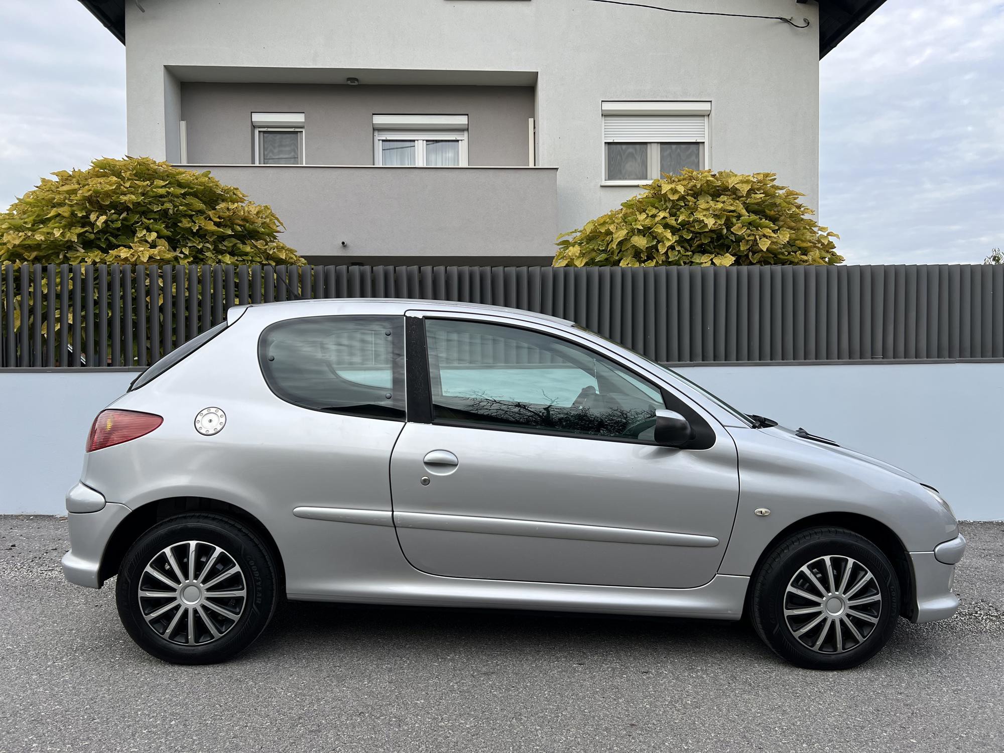 Peugeot 206 1.4 Sporty - REDIZAJN - NIJE UVOZ - KLIMA - ULOŽENO 3000e - PRILIKA!, fotografija 12