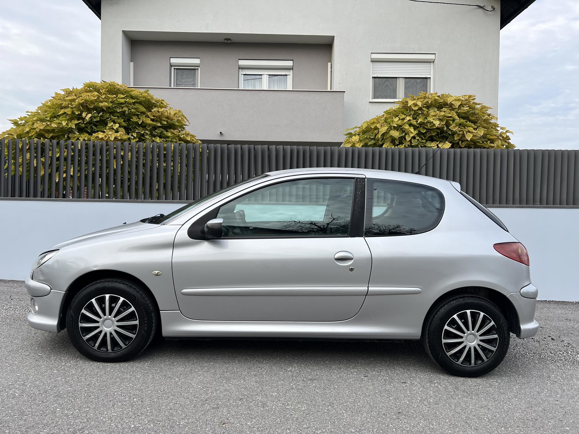 Peugeot 206 1.4 Sporty - REDIZAJN - NIJE UVOZ - KLIMA - ULOŽENO 3000e - PRILIKA!, fotografija 6