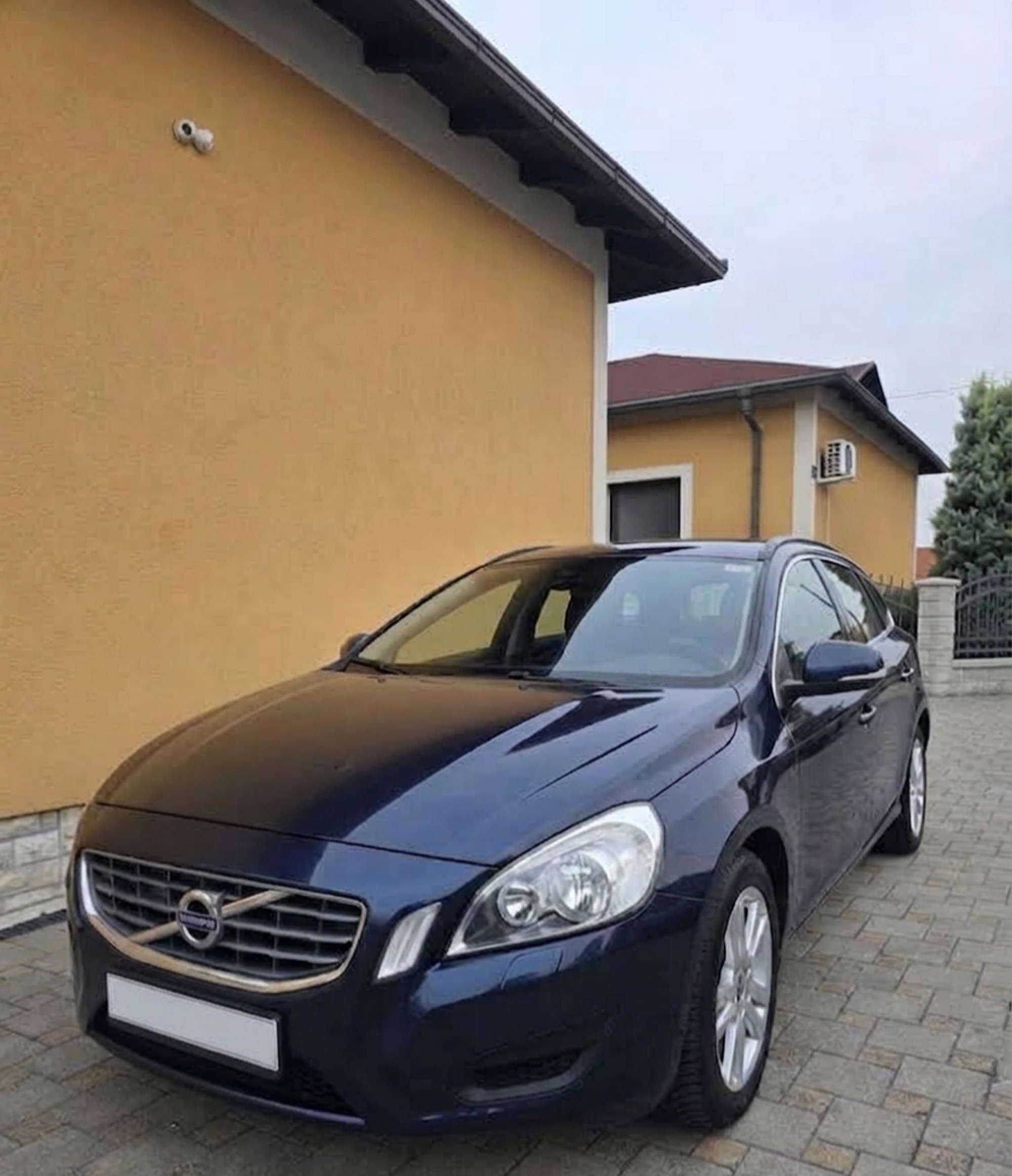 Volvo V60 1.6 D - REDIZAJN - SUMMUM - FULL OPREMA - REG 1 GOD - ULOZENO 5000E - JEDINSTVEN !!!, fotografija 2