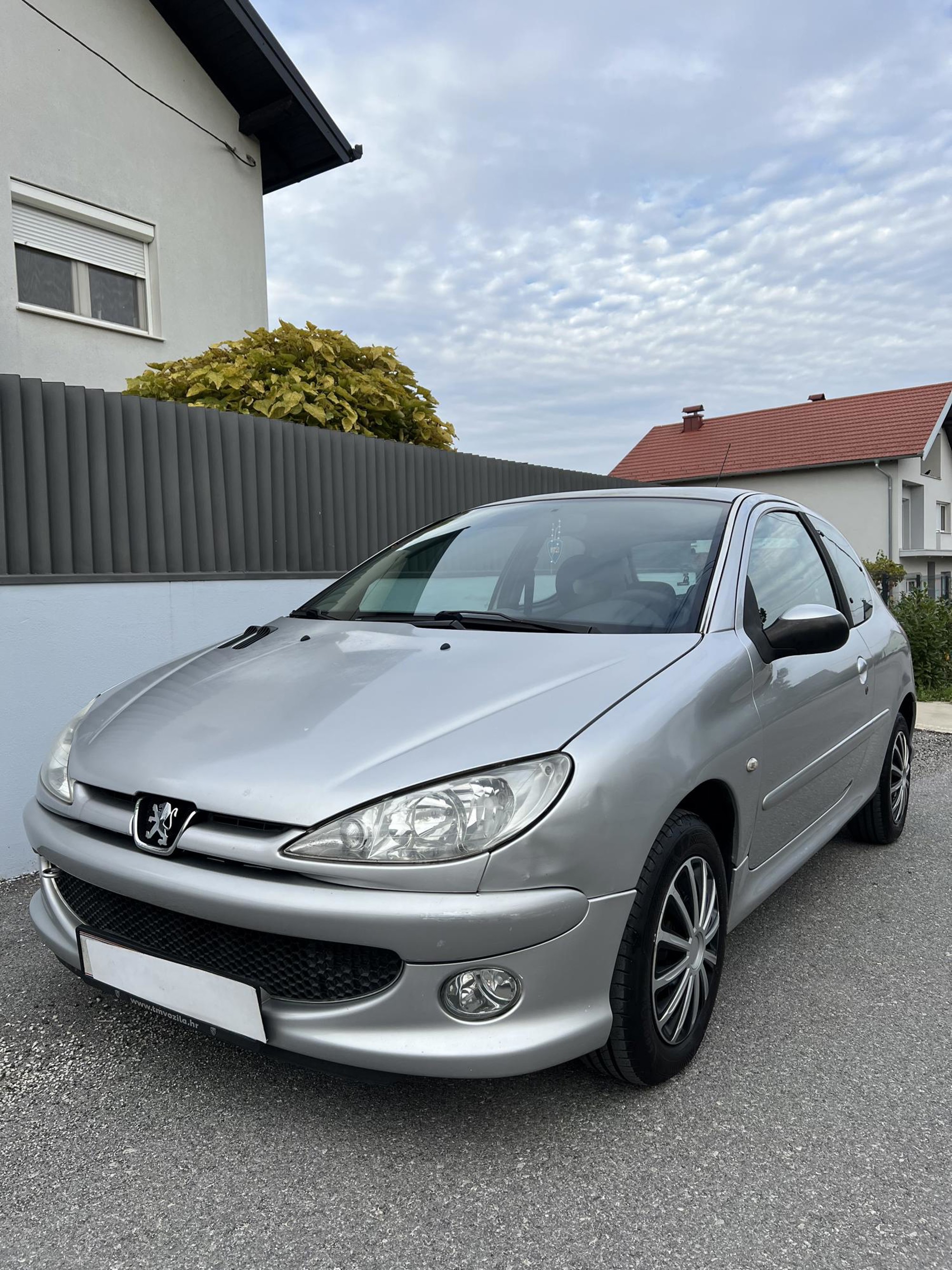 Peugeot 206 1.4 Sporty - REDIZAJN - NIJE UVOZ - KLIMA - ULOŽENO 3000e - PRILIKA!, fotografija 4