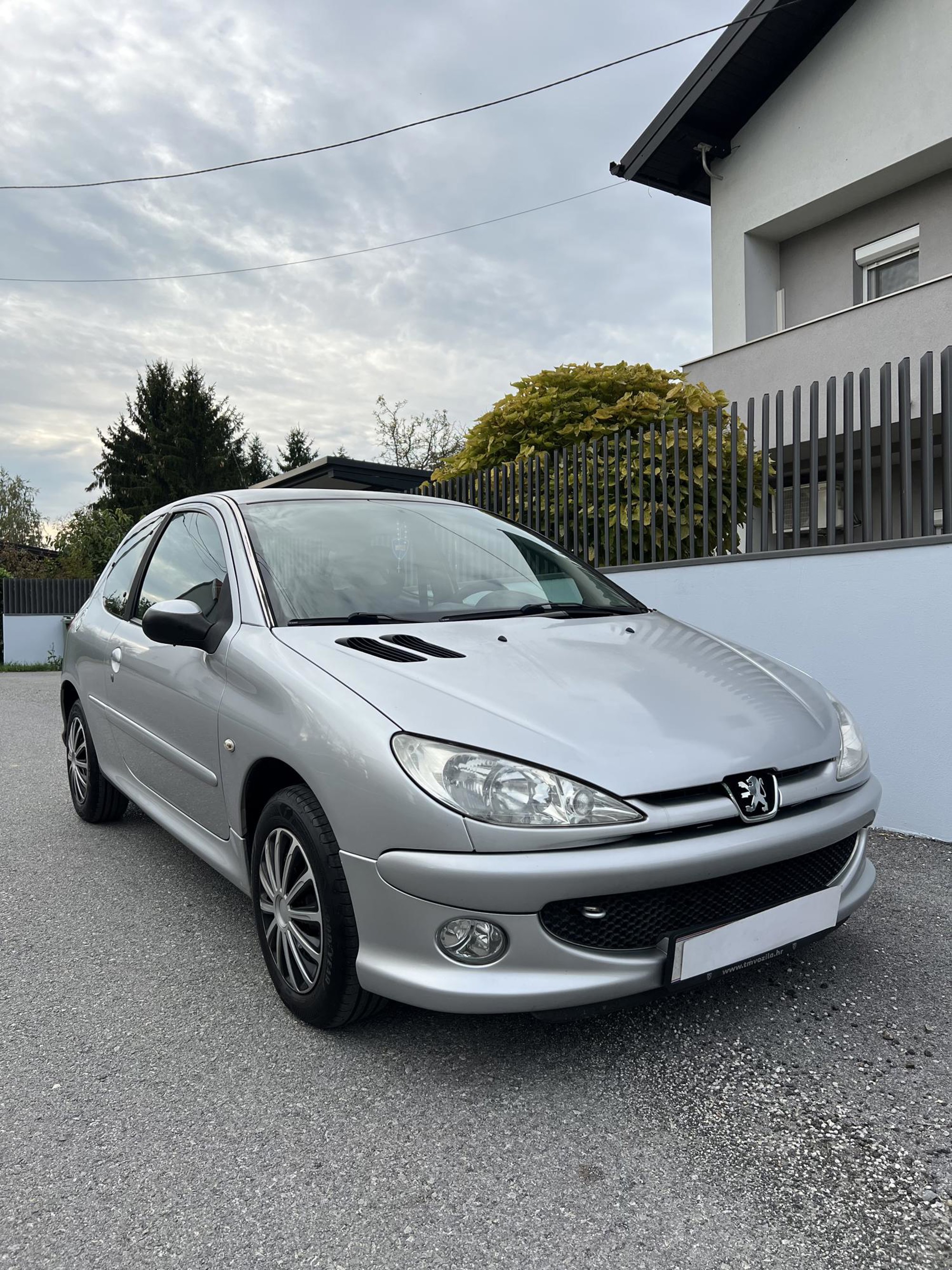 Peugeot 206 1.4 Sporty - REDIZAJN - NIJE UVOZ - KLIMA - ULOŽENO 3000e - PRILIKA!, fotografija 2
