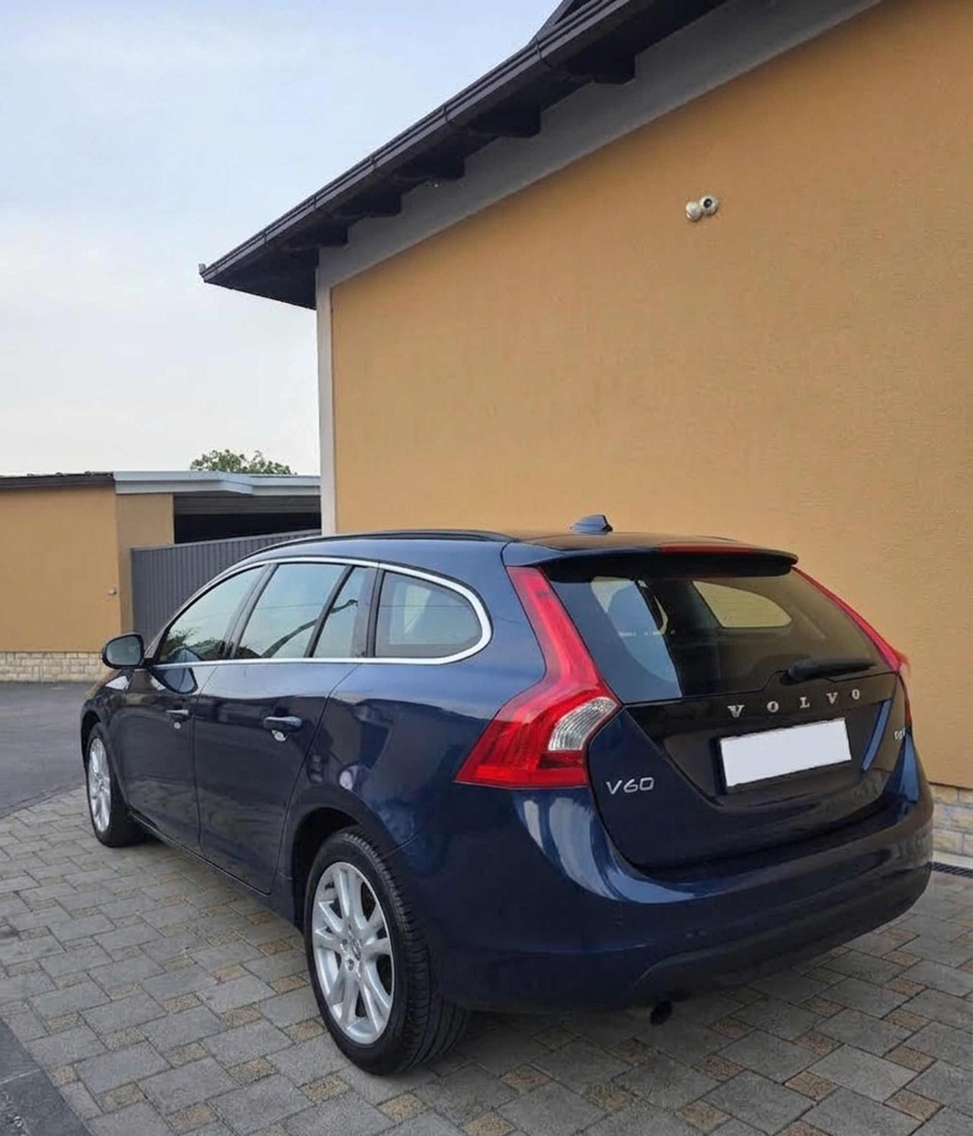 Volvo V60 1.6 D - REDIZAJN - SUMMUM - FULL OPREMA - REG 1 GOD - ULOZENO 5000E - JEDINSTVEN !!!, fotografija 4