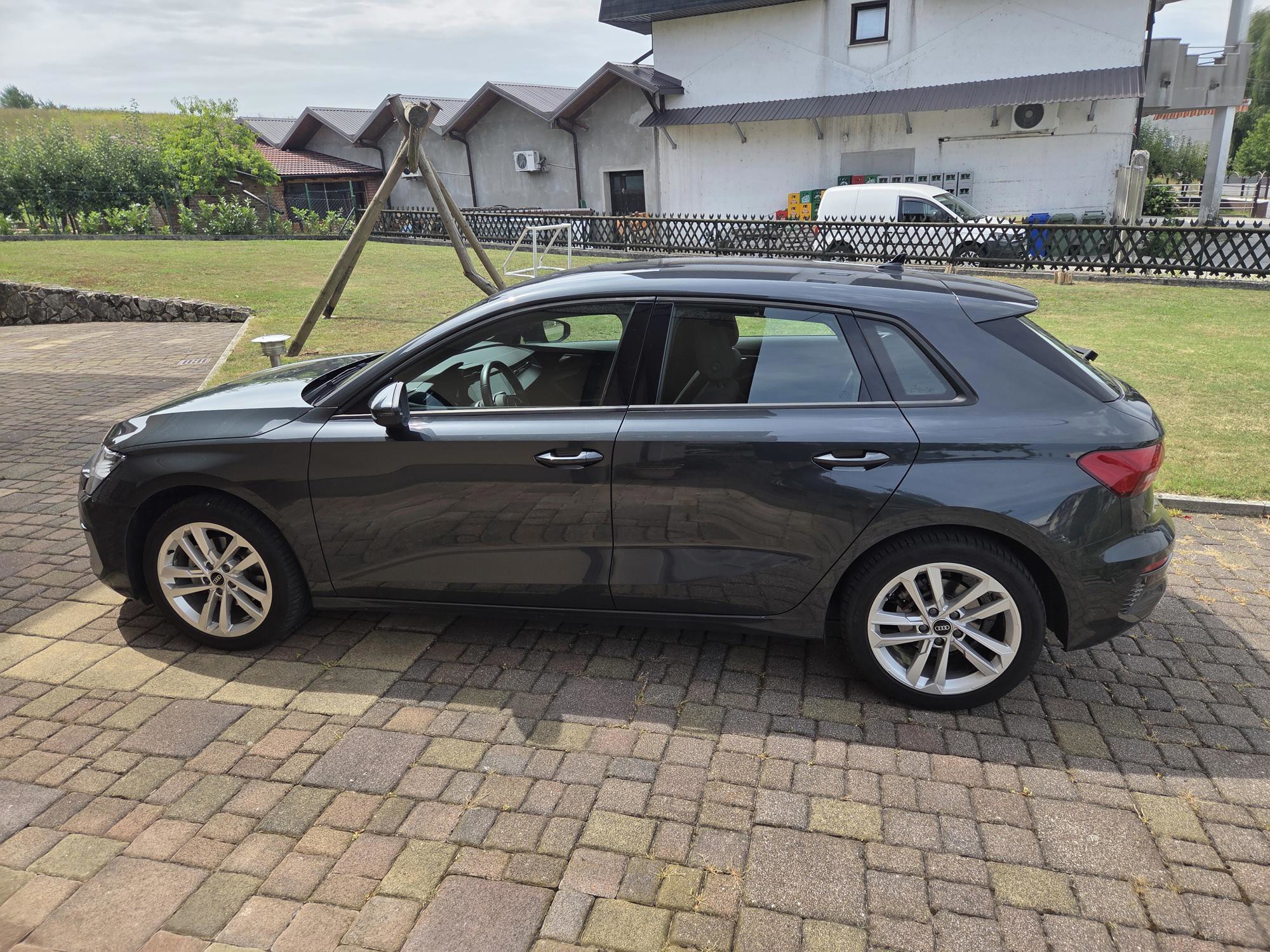 Audi A3 TDI automatik, novi model, advanced, reg 05/2027, 44000 km, PDV, fotografija 3