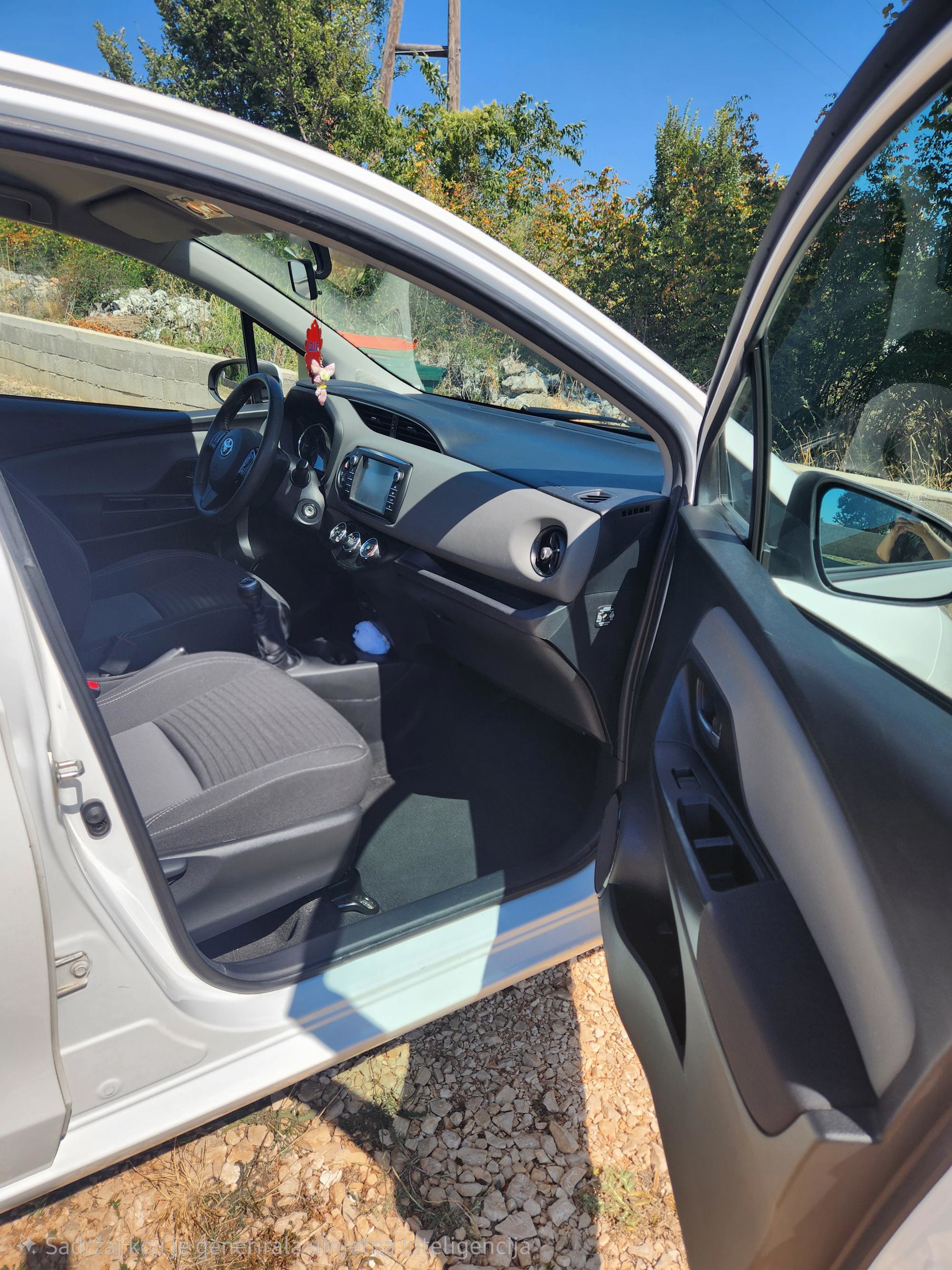 Prodaje se Yaris, pogled izvana - slika 2