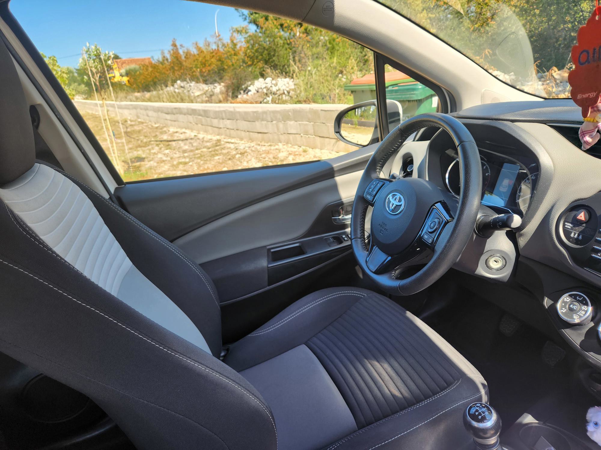 Prodaje se Yaris, pogled izvana - slika 3