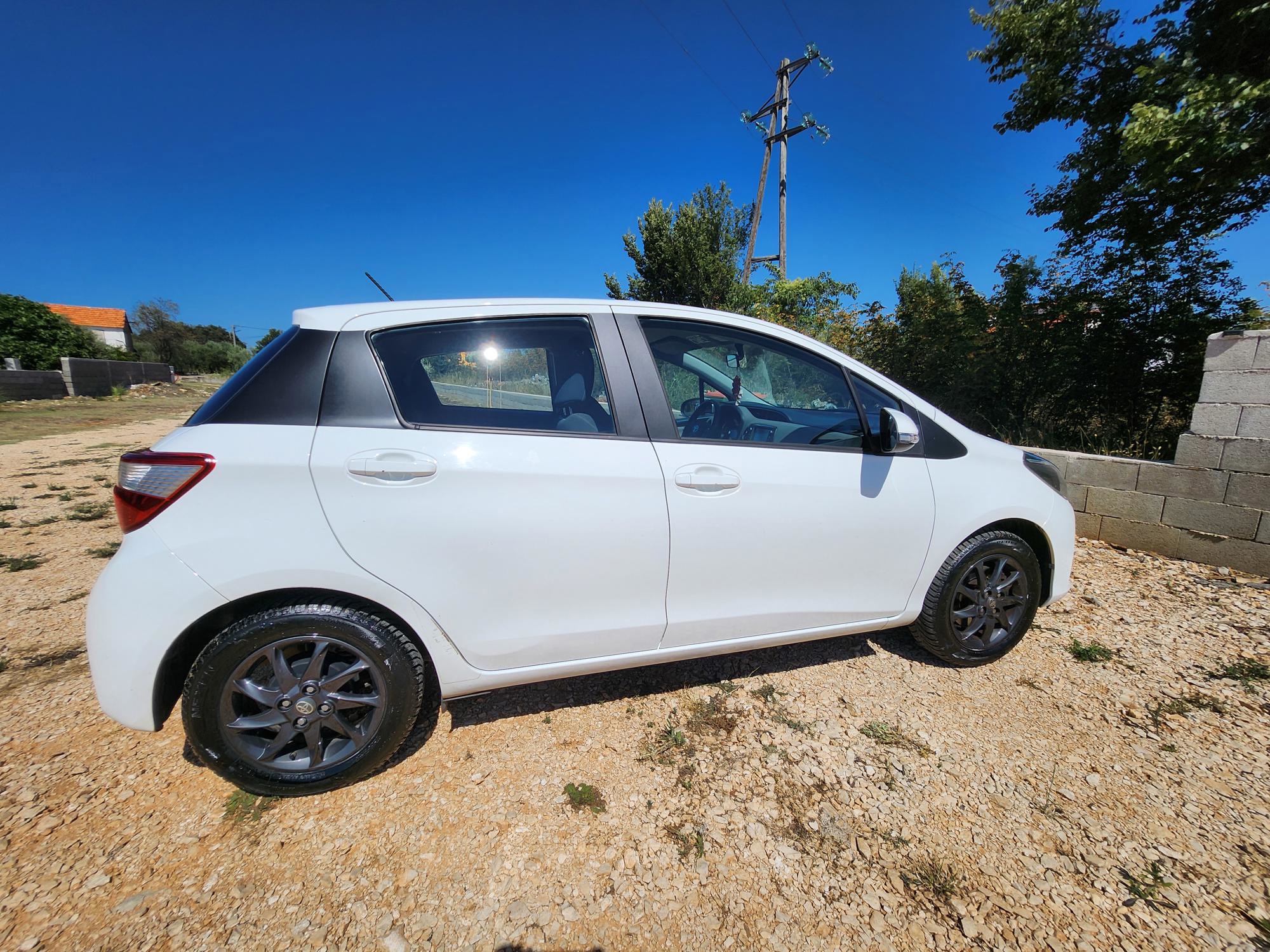 Prodaje se Yaris, pogled izvana - slika 4