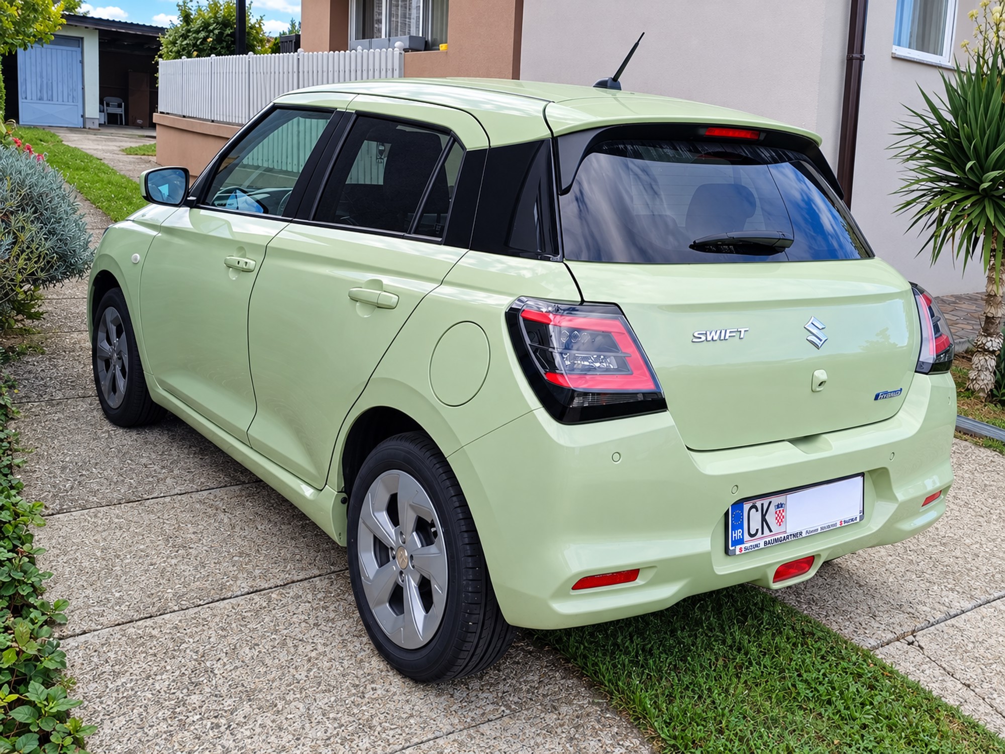 SUZUKI SWIFT 1.2 GL+ (2024.) i SET ZIMSKIH GUMA S FELGAMA, pogled izvana - slika 4