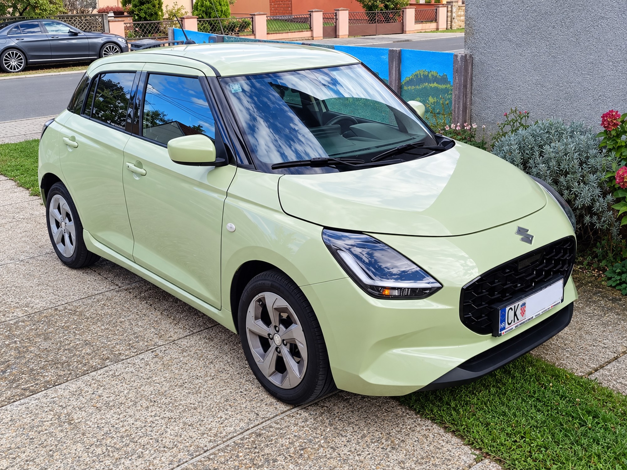 SUZUKI SWIFT 1.2 GL+ (2024.) i SET ZIMSKIH GUMA S FELGAMA, pogled izvana - slika 1