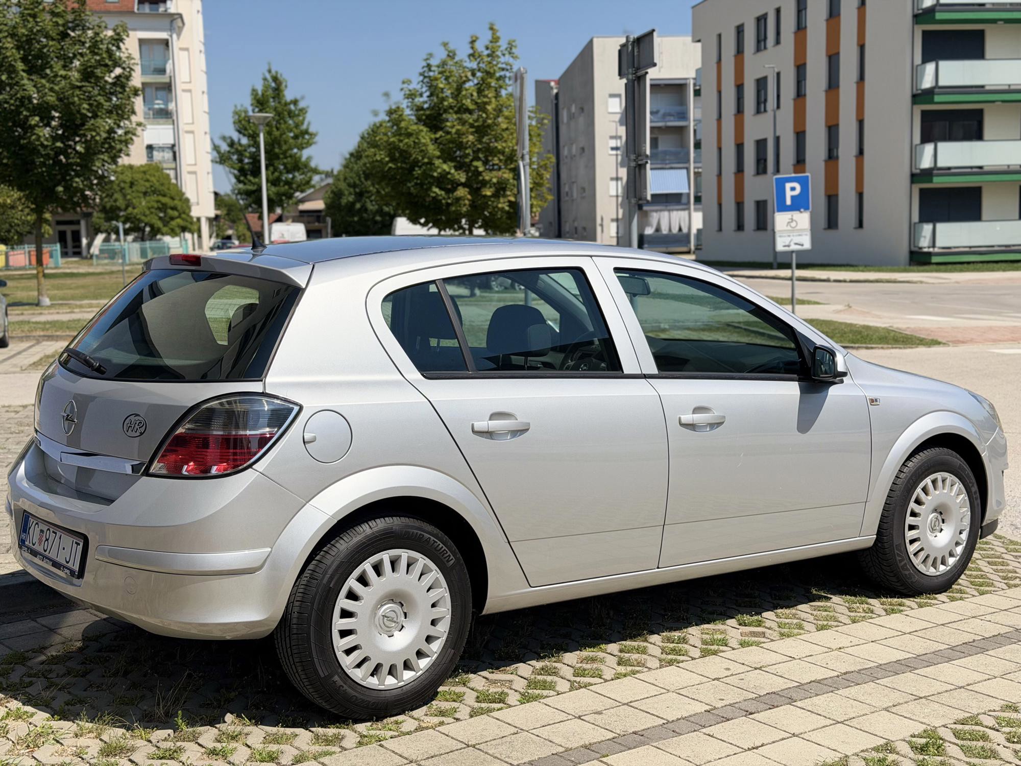 OPEL ASTRA 1,4 benzin KLIMA,samo 128tkm,2012.reg skoro god dana,potvrda km, fotografija 3