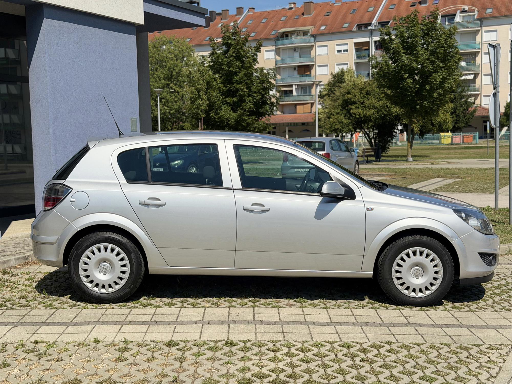 OPEL ASTRA 1,4 benzin KLIMA,samo 128tkm,2012.reg skoro god dana,potvrda km, fotografija 2