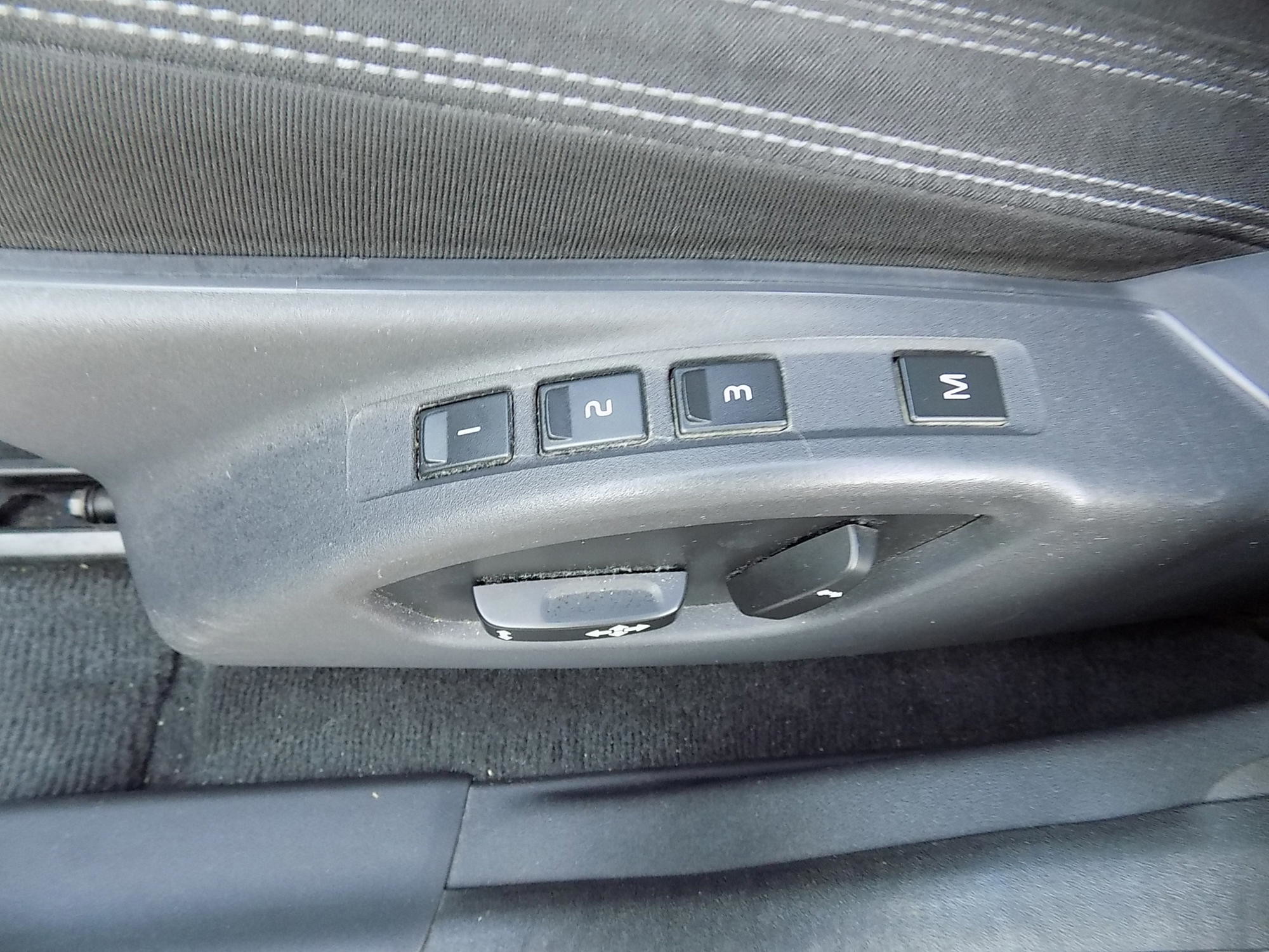 Volvo XC 60 D4 - Registriran do 04/2027, fotografija 12