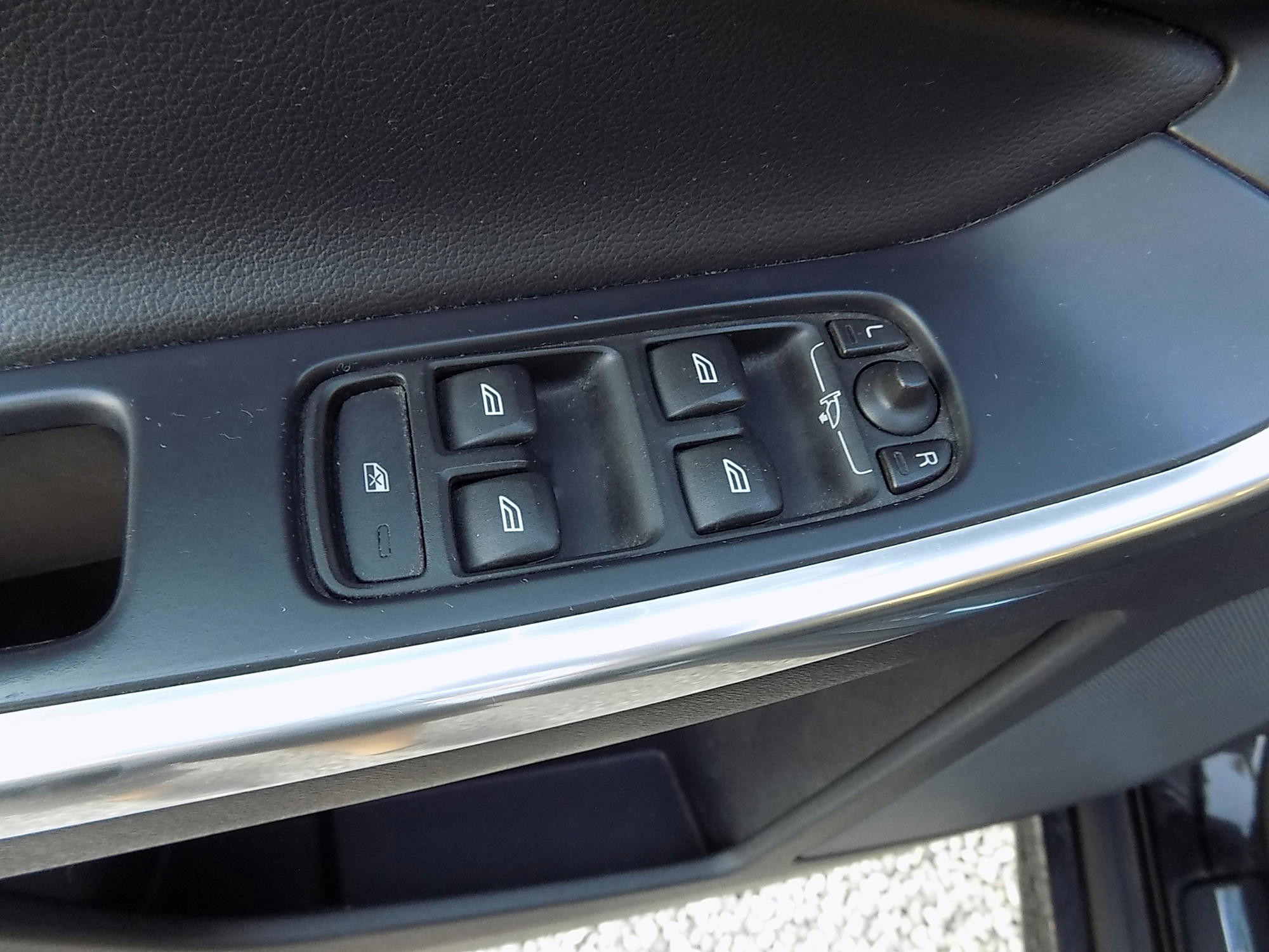 Volvo XC 60 D4 - Registriran do 04/2027, fotografija 11