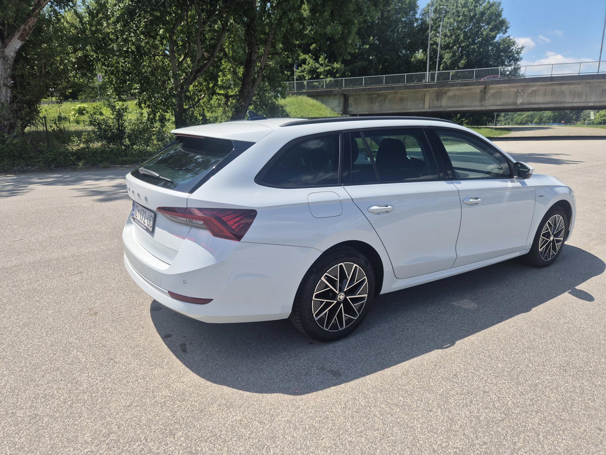 Škoda Octavia Combi 2022. god, automatik, jedan vlasnik, kao novo, fotografija 3