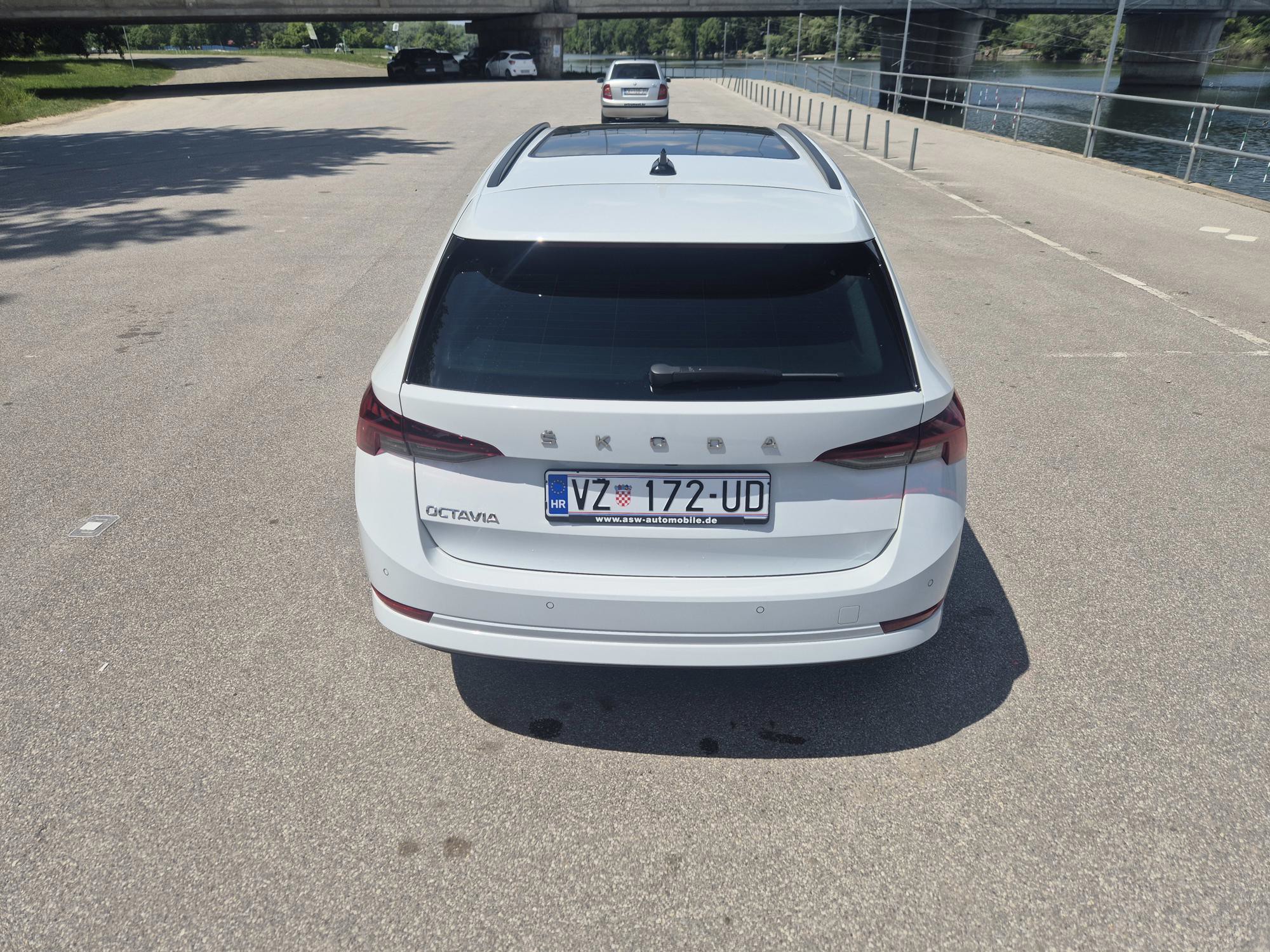 Škoda Octavia Combi 2022. god, automatik, jedan vlasnik, kao novo, fotografija 4