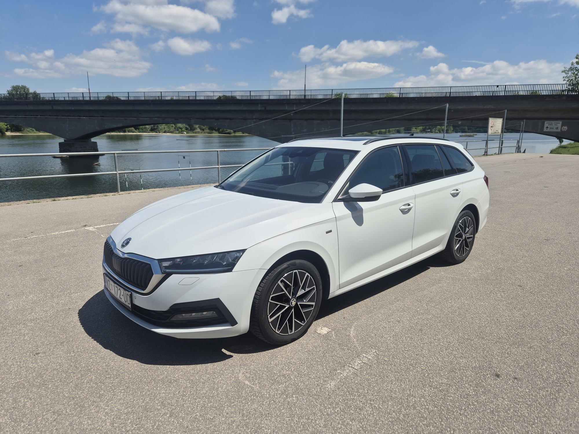 Škoda Octavia Combi 2022. god, automatik, jedan vlasnik, kao novo, fotografija 1