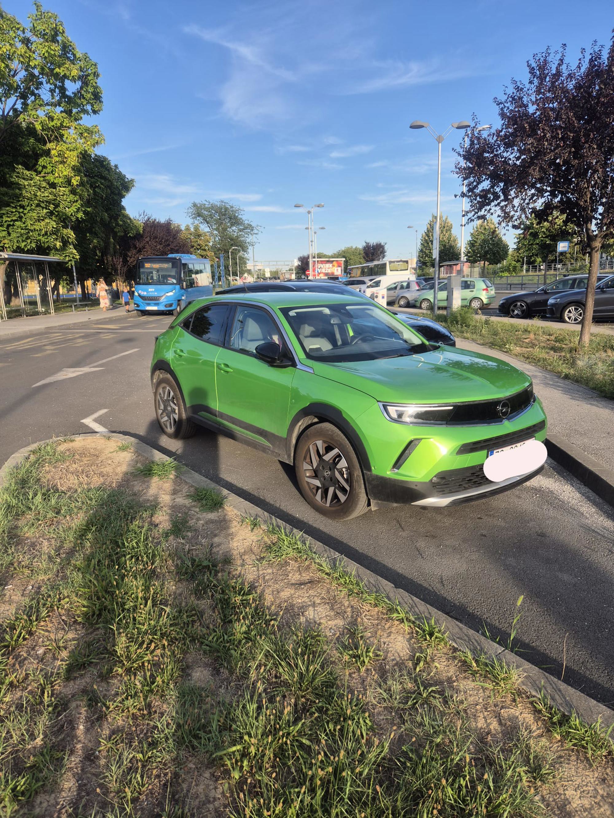 Prodajem rabljeno vozilo: Opel Mokka-e, pogled izvana - slika 1