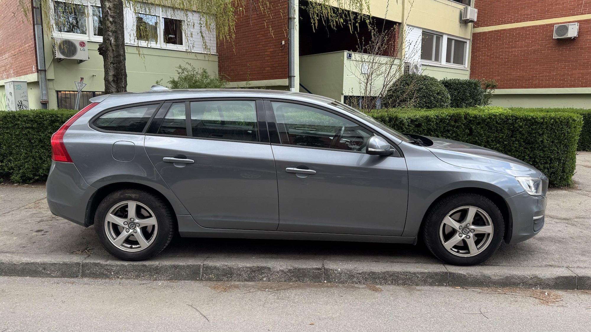 Volvo V60 D2 - Automatic - Reg. 05/2027., fotografija 2