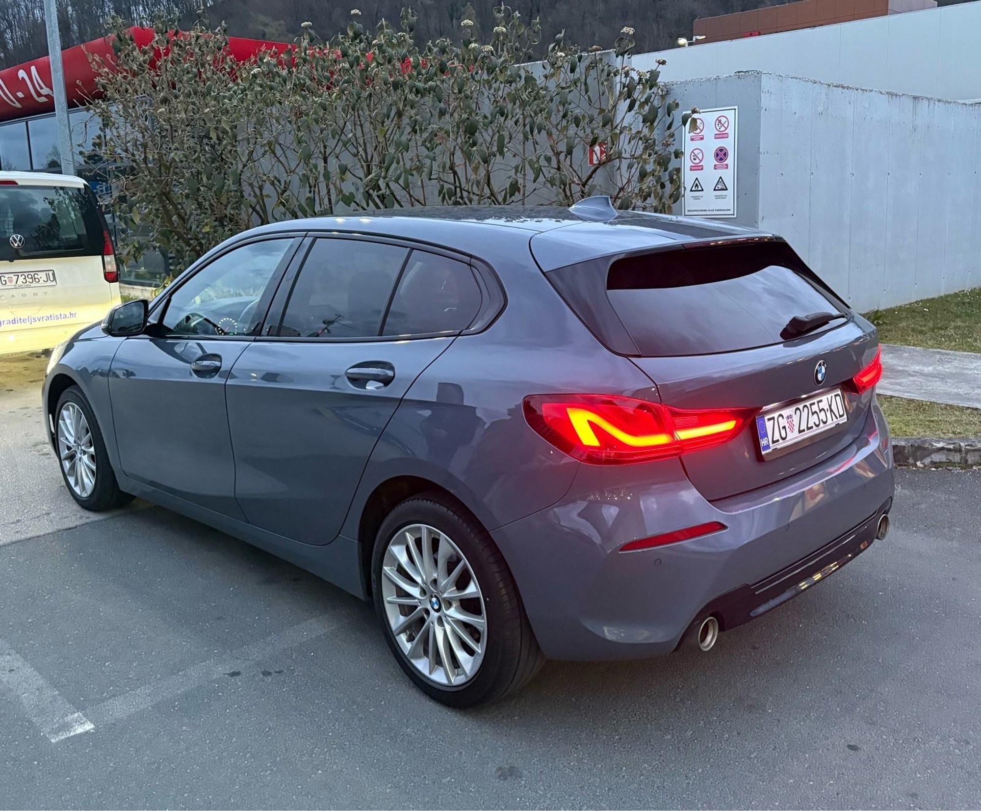 BMW 118d F40 Shadow line Sport line Storm Bay metallic, fotografija 9