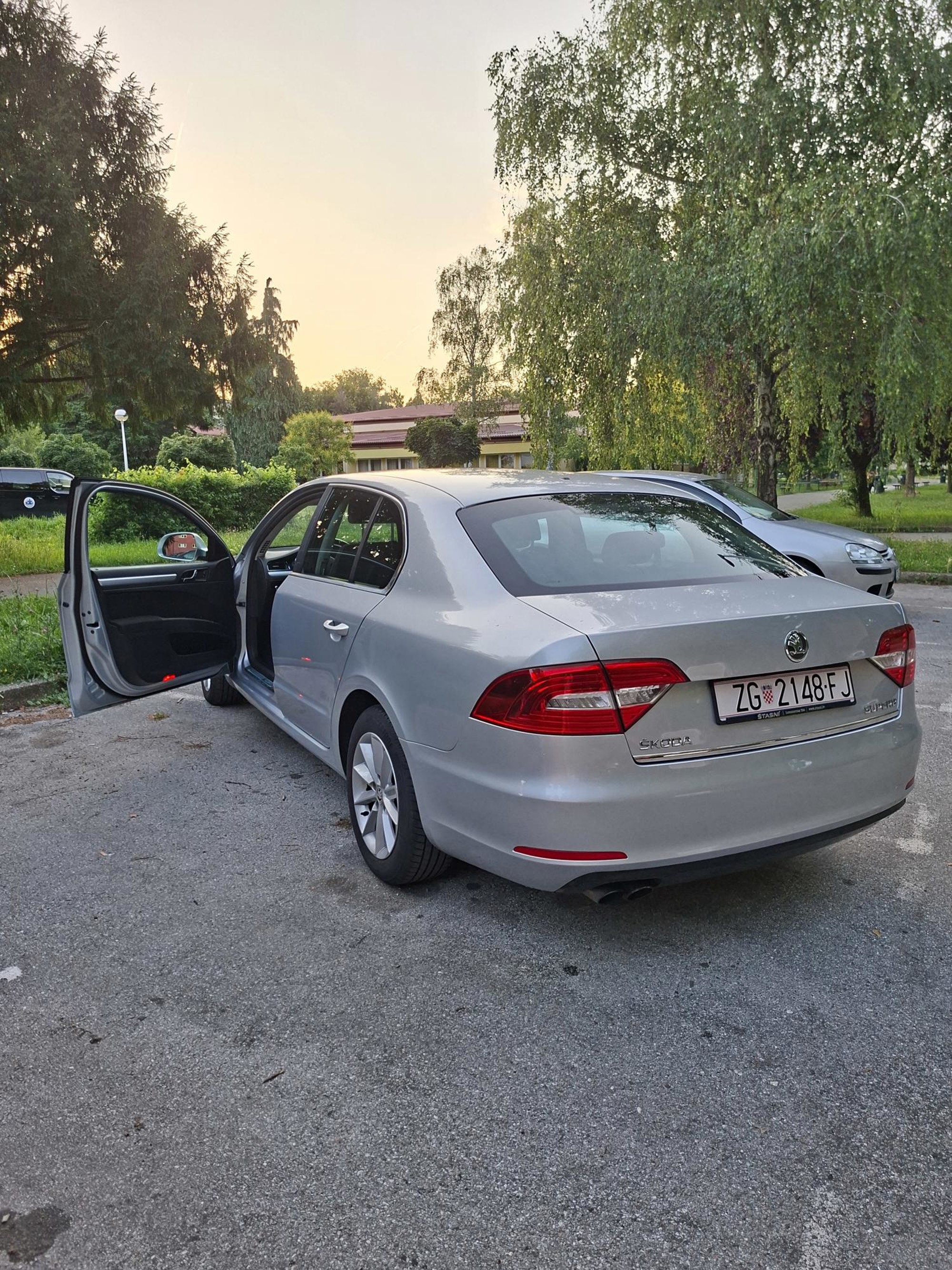 Škoda Superb 1.9 TDI iz 2014.g., fotografija 3