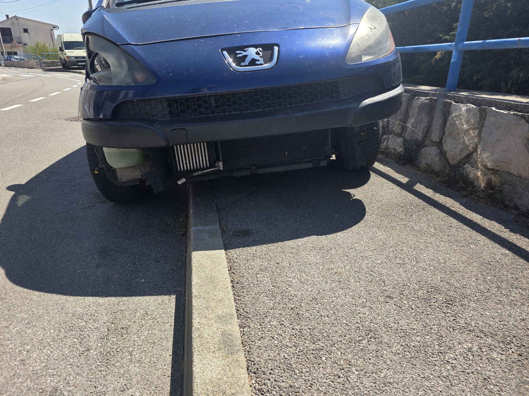Peugeot 1007 1.6 HDI, 80kw, 260tkm, KARAMBOL - PALI I VOZI, pogled izvana - slika 2