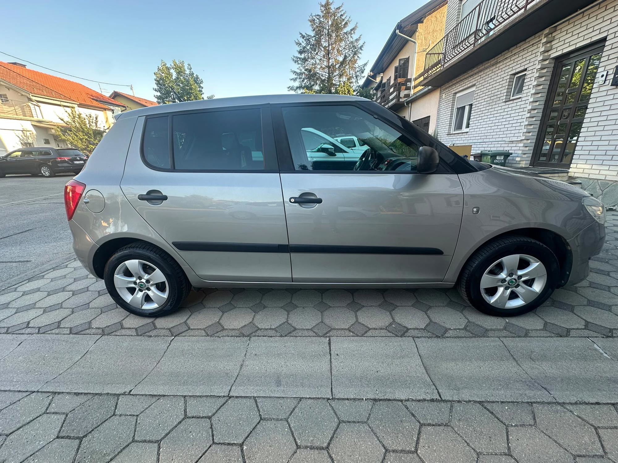 ŠKODA FABIA - 69.000 KM - 1.2 MPI, pogled izvana - slika 2