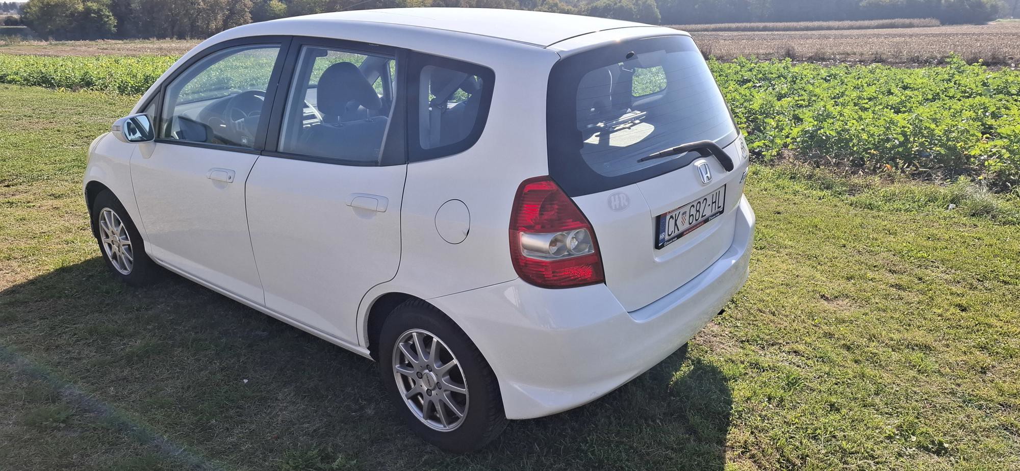 Honda Jazz 2008. god – kompletna servisna povijest, nove gume, reg.05/27 HITNO, fotografija 4