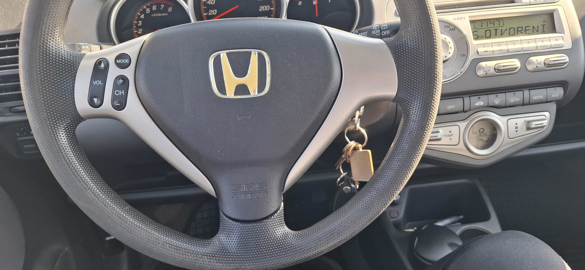 Honda Jazz 2008. god – kompletna servisna povijest, nove gume, reg.05/27 HITNO, fotografija 12
